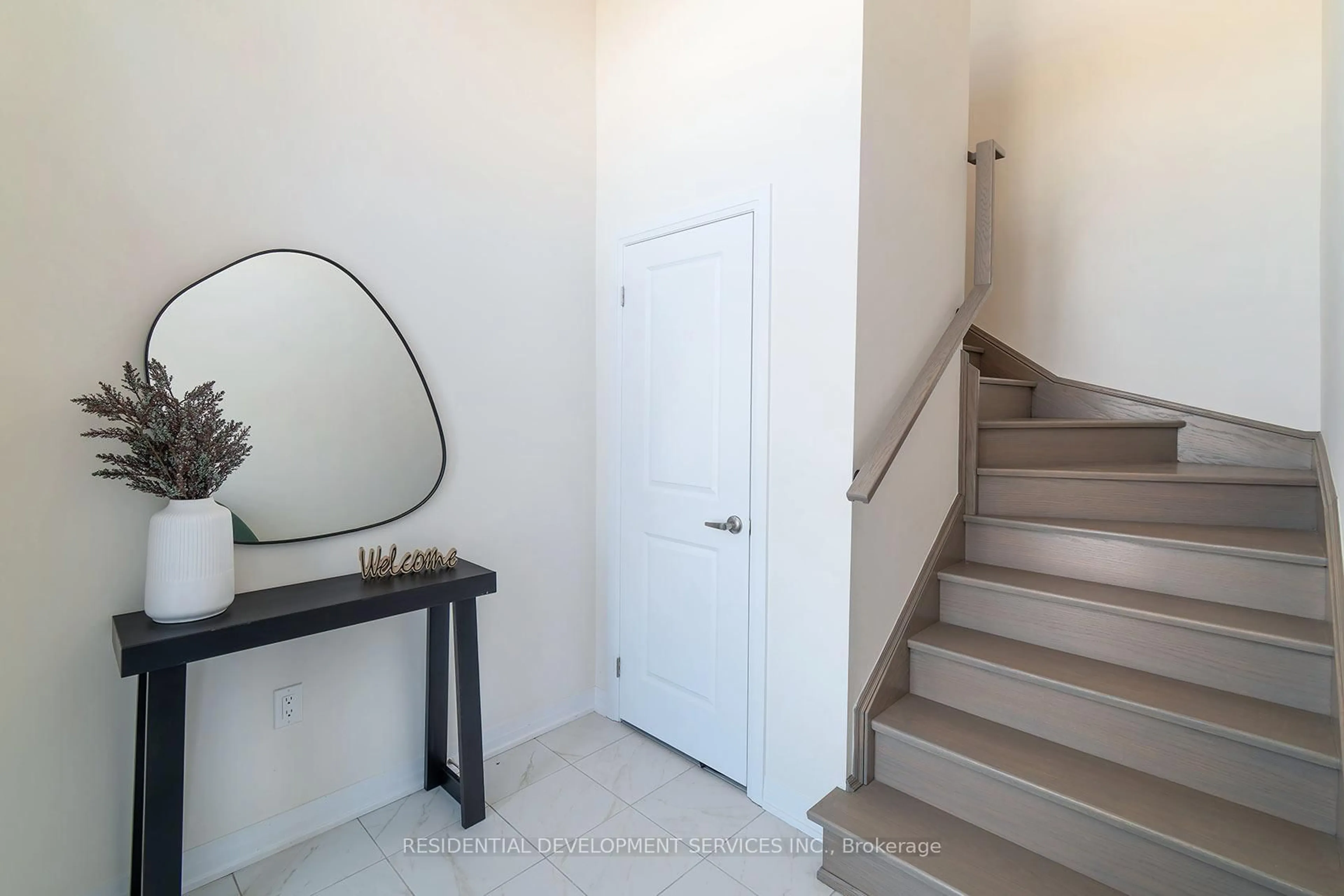 Indoor entryway for 57 Kahshe Lane, Richmond Hill Ontario L4S 0N9