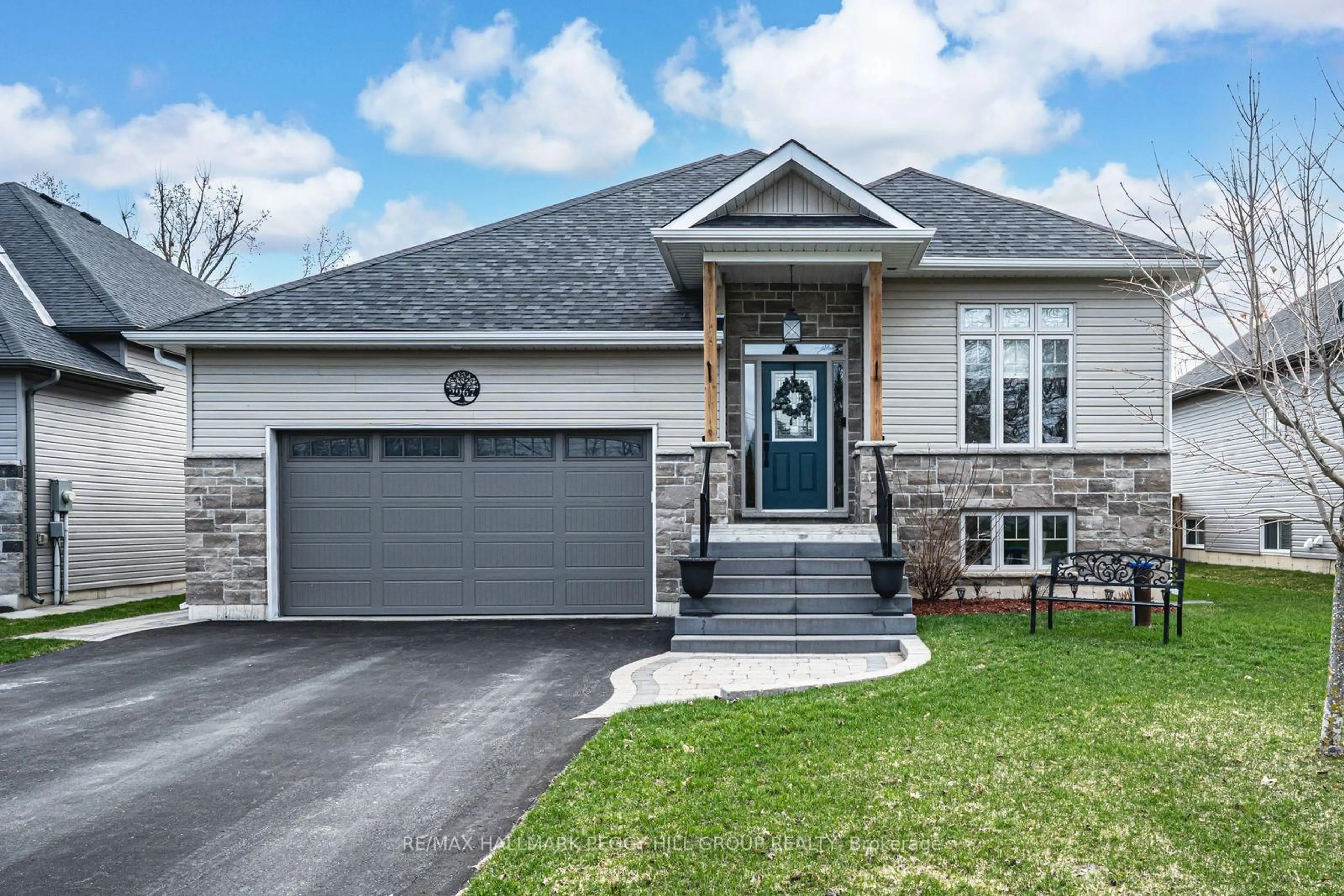 Home with vinyl exterior material, street for 2967 Earl St, Innisfil Ontario L9S 3E2