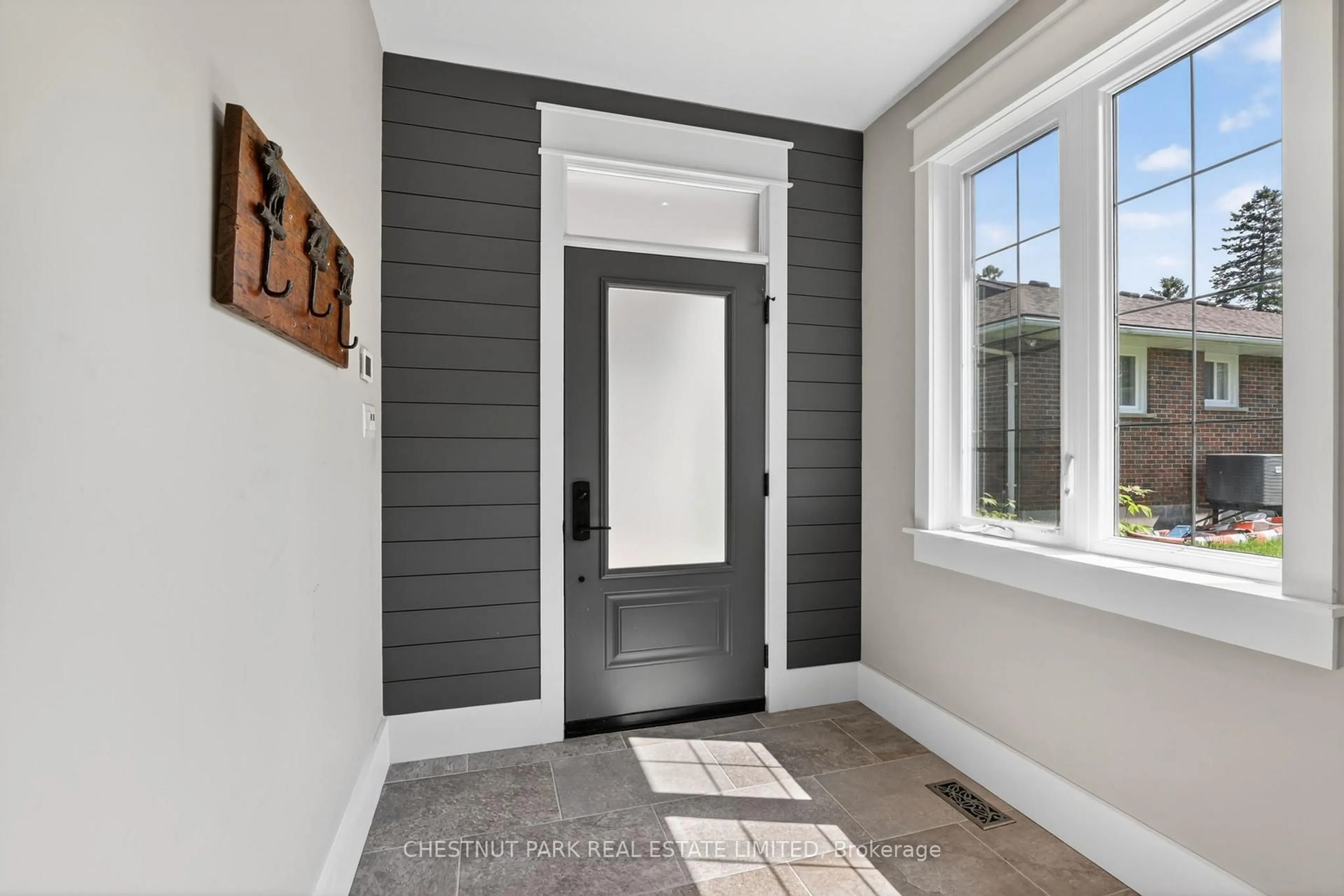 Indoor entryway for 153 Riveredge Dr, Georgina Ontario L4P 2P4