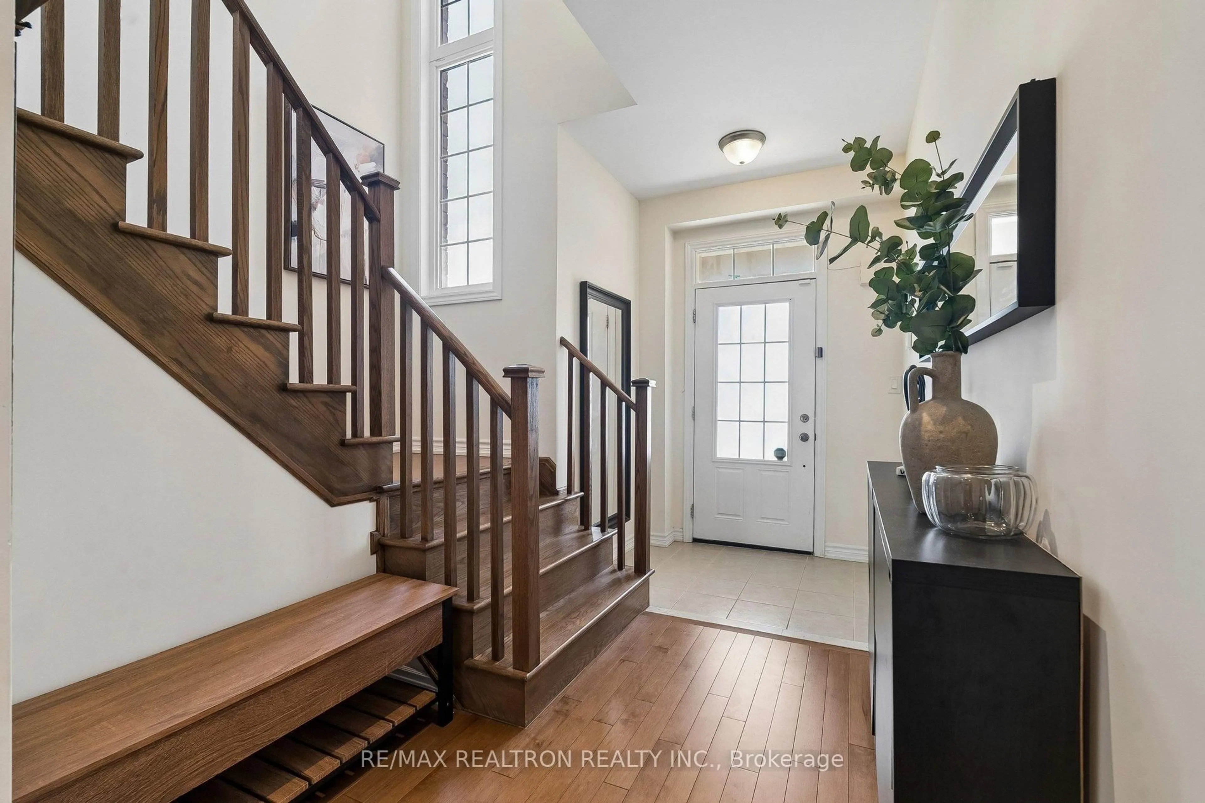 Indoor entryway for 494 Rita's Ave, Newmarket Ontario L3X 2E8