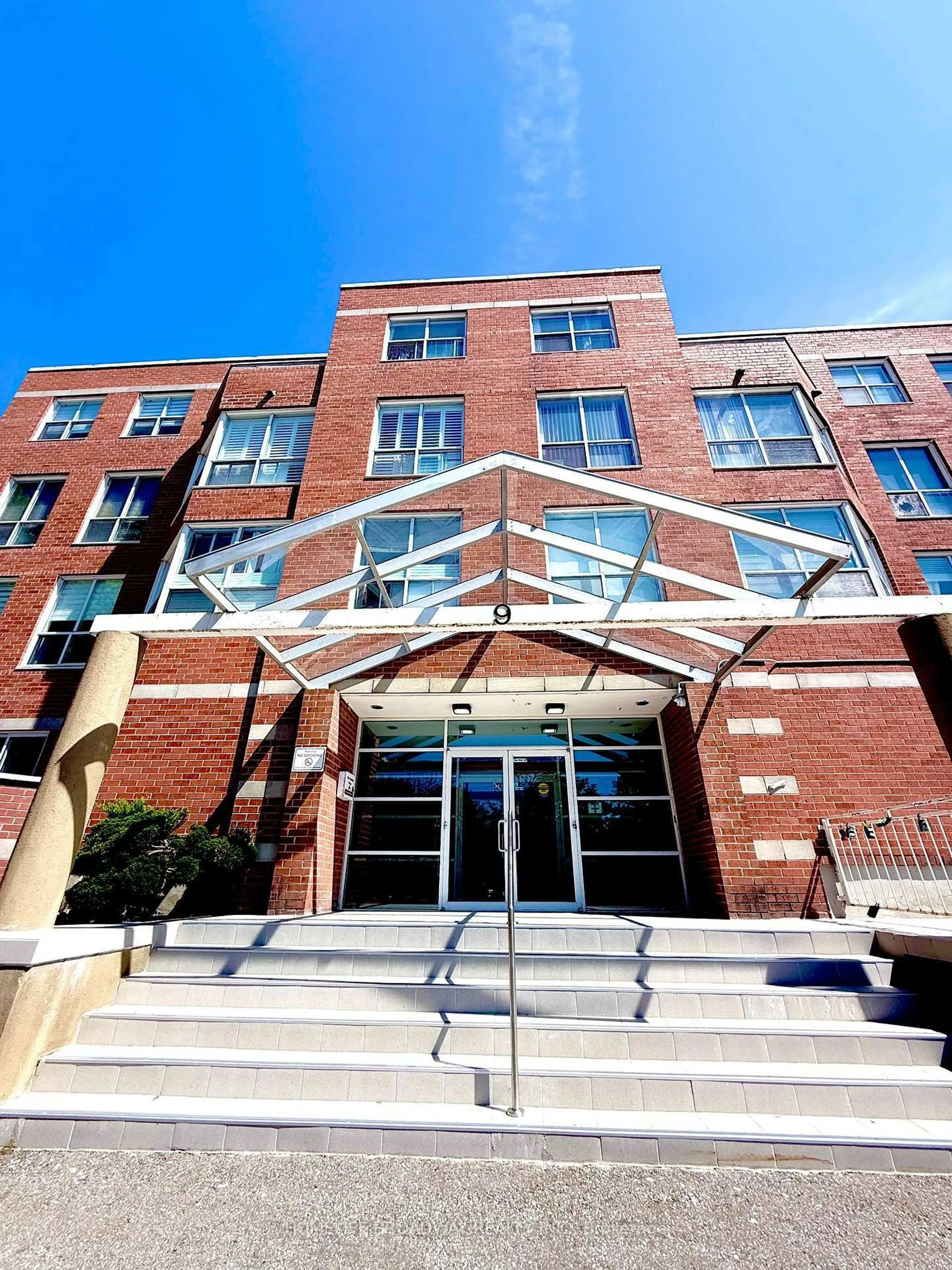Indoor foyer for 9 Chalmers Rd #203, Richmond Hill Ontario L4B 3N3