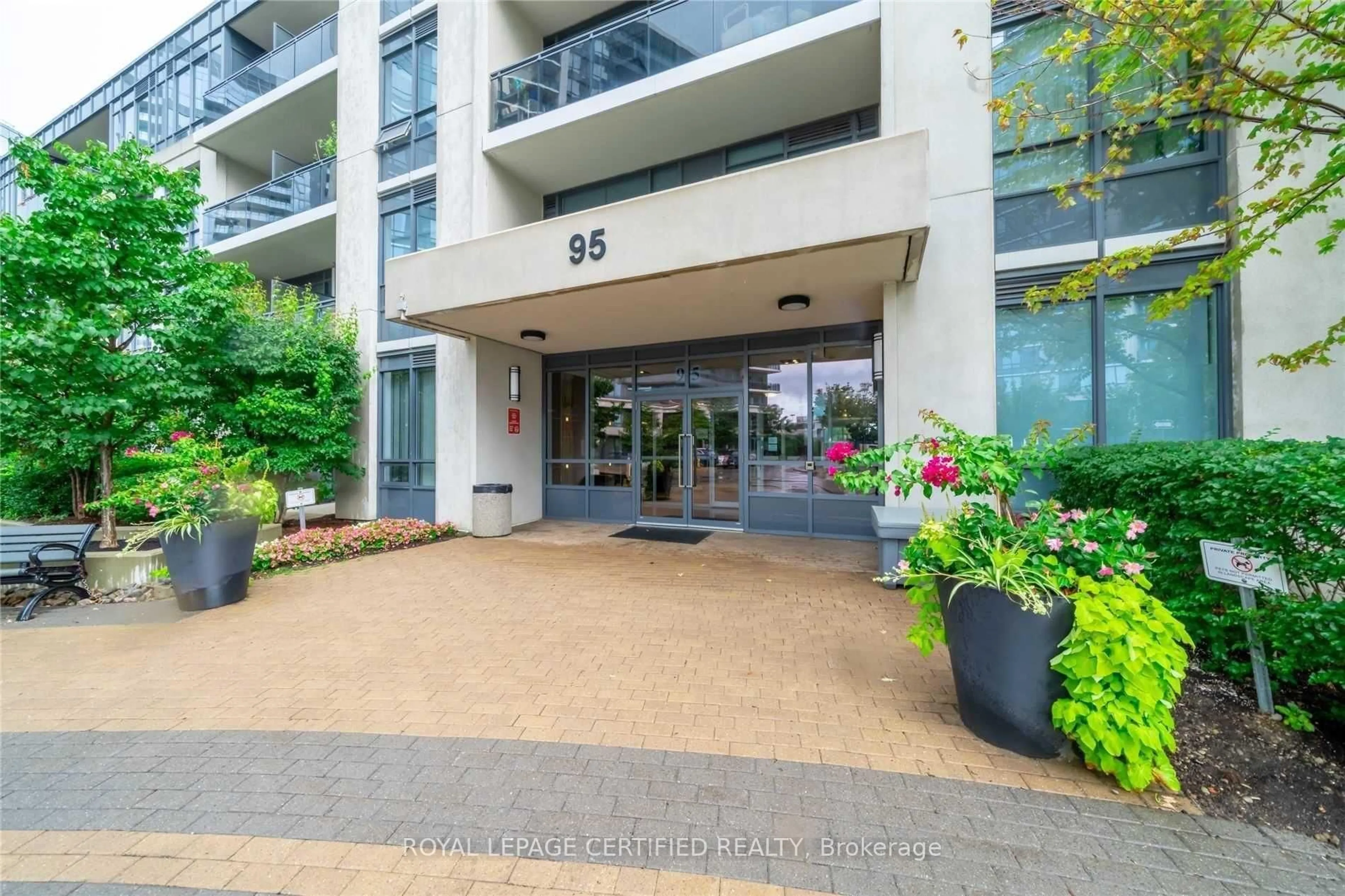Indoor foyer for 95 North Park Rd #311, Vaughan Ontario L4J 0J1