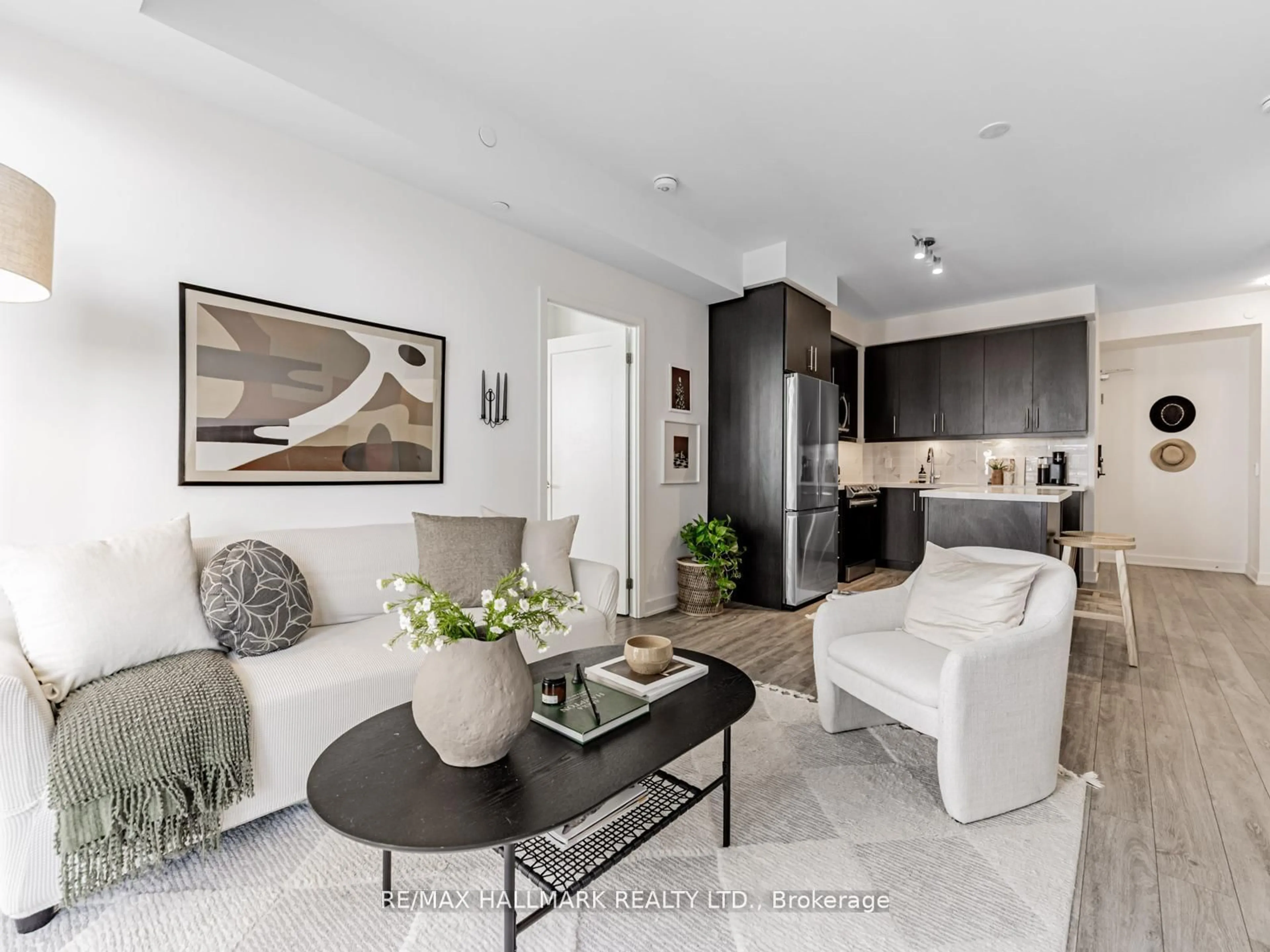 Living room with furniture, unknown for 105 Oneida Cres #404, Richmond Hill Ontario L4B 0H6