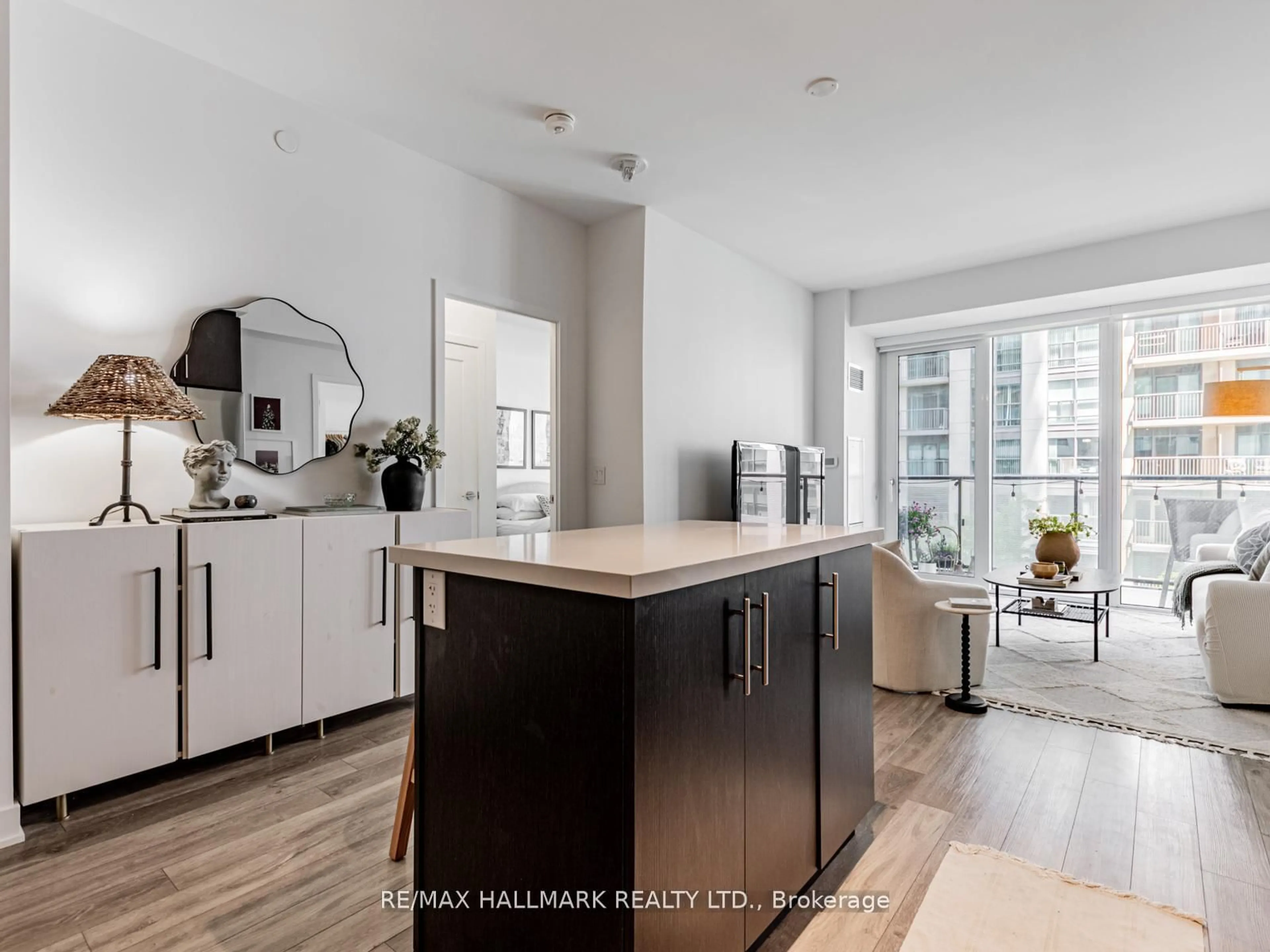 Open concept kitchen, unknown for 105 Oneida Cres #404, Richmond Hill Ontario L4B 0H6