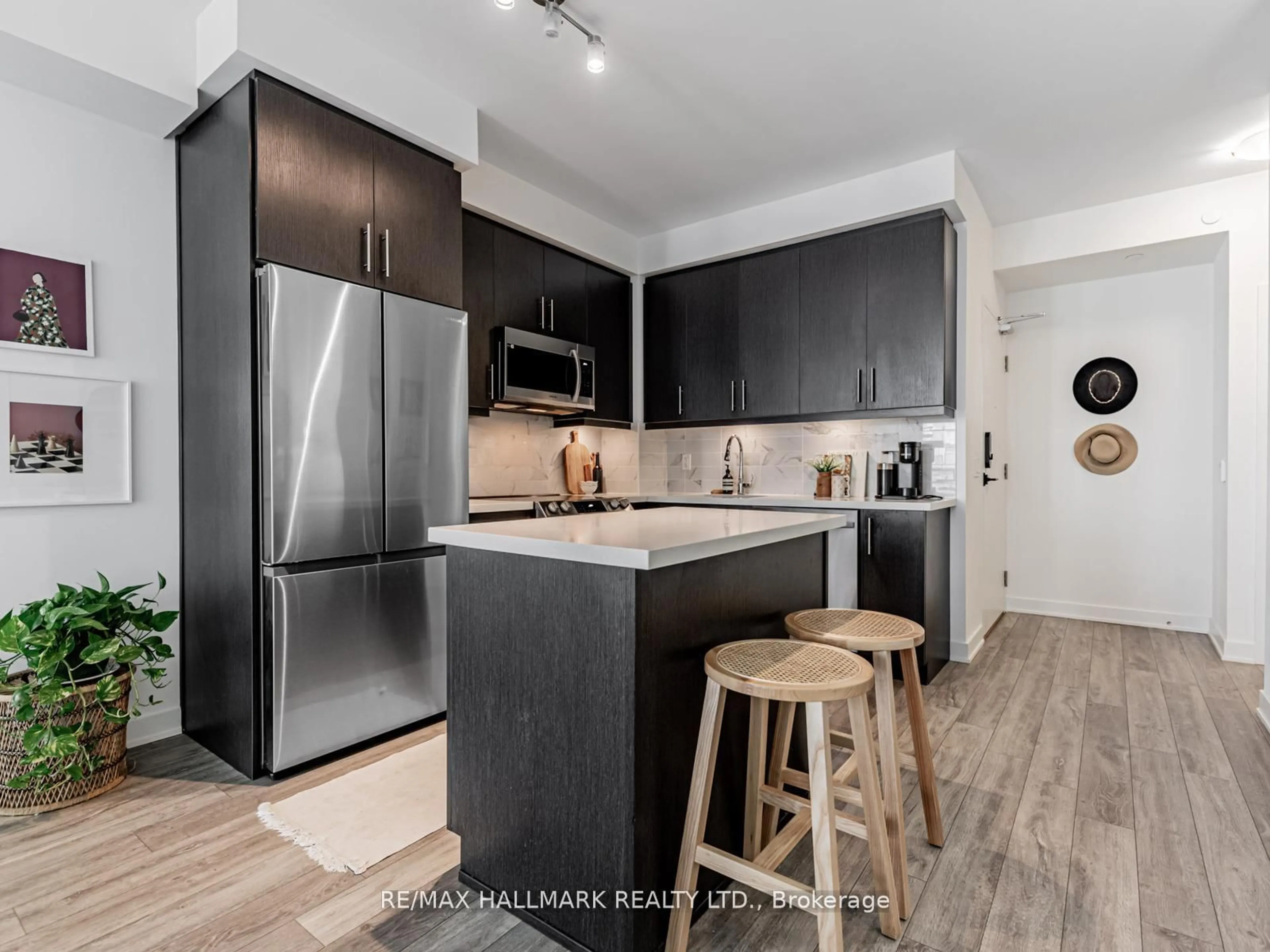 Open concept kitchen, wood/laminate floor for 105 Oneida Cres #404, Richmond Hill Ontario L4B 0H6