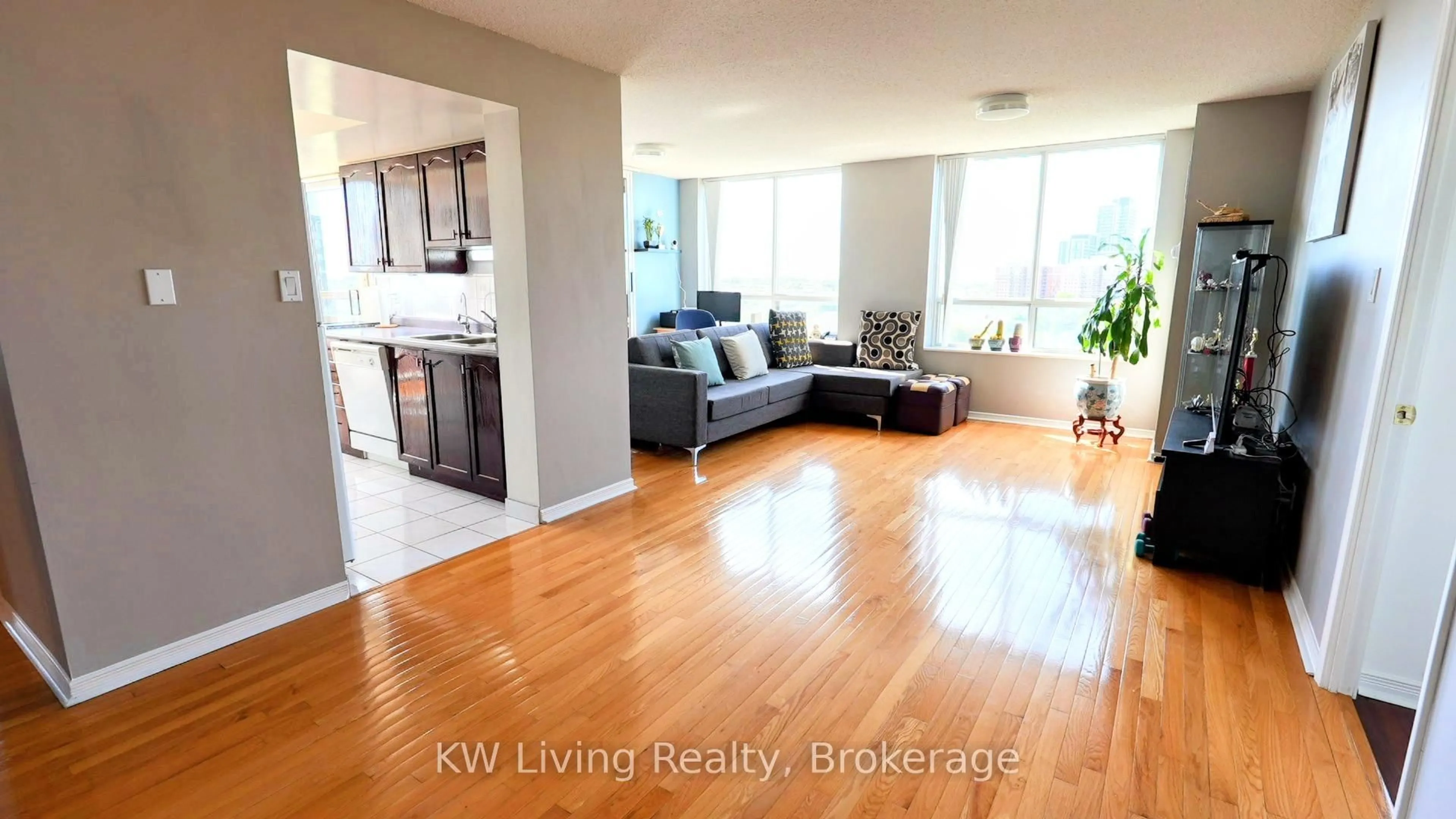 Living room with furniture, wood/laminate floor for 29 Northern Heights Dr #1005, Richmond Hill Ontario L4B 4L8