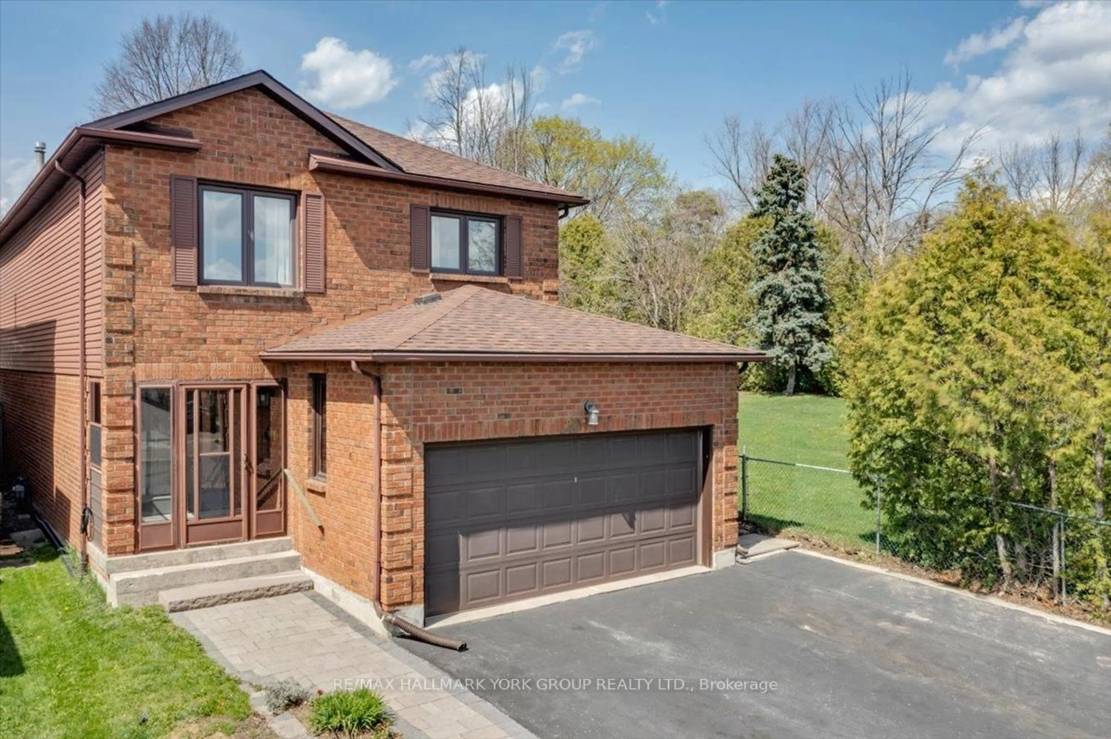 A pic from outside/outdoor area/front of a property/back of a property/a pic from drone, street for 20 Sunbird Blvd, Georgina Ontario L4P 3R9