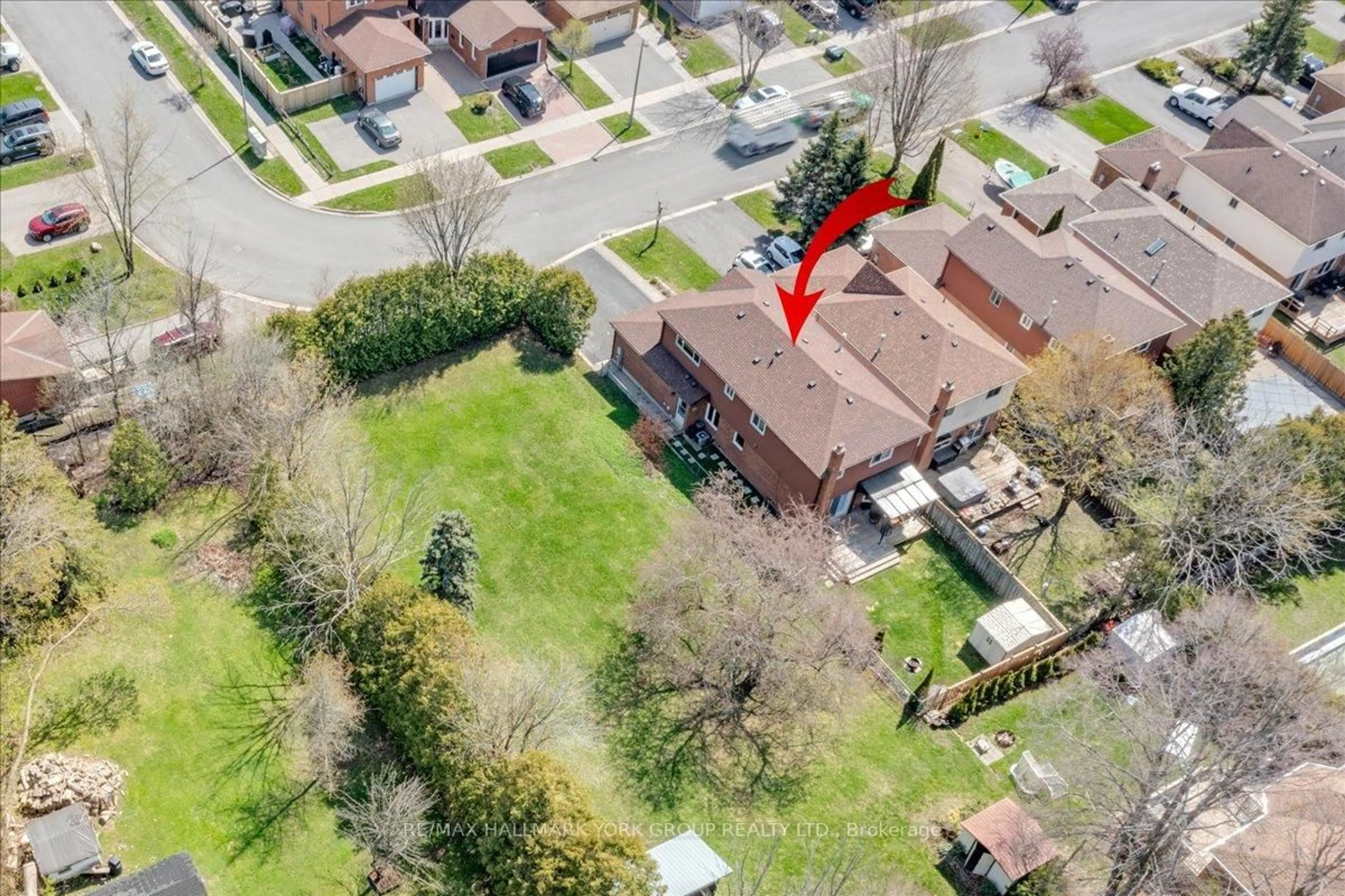 A pic from outside/outdoor area/front of a property/back of a property/a pic from drone, street for 20 Sunbird Blvd, Georgina Ontario L4P 3R9