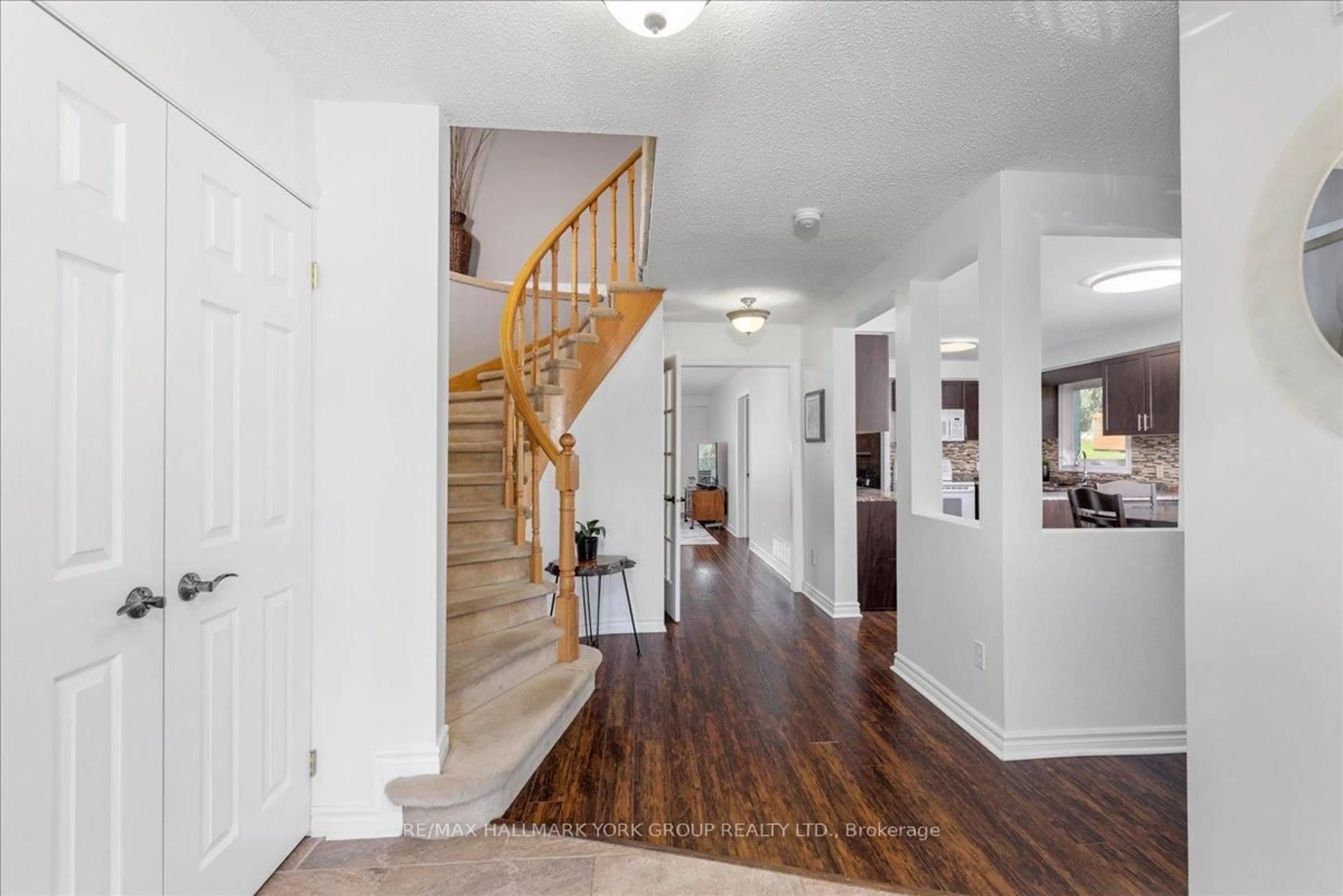 Indoor foyer for 20 Sunbird Blvd, Georgina Ontario L4P 3R9