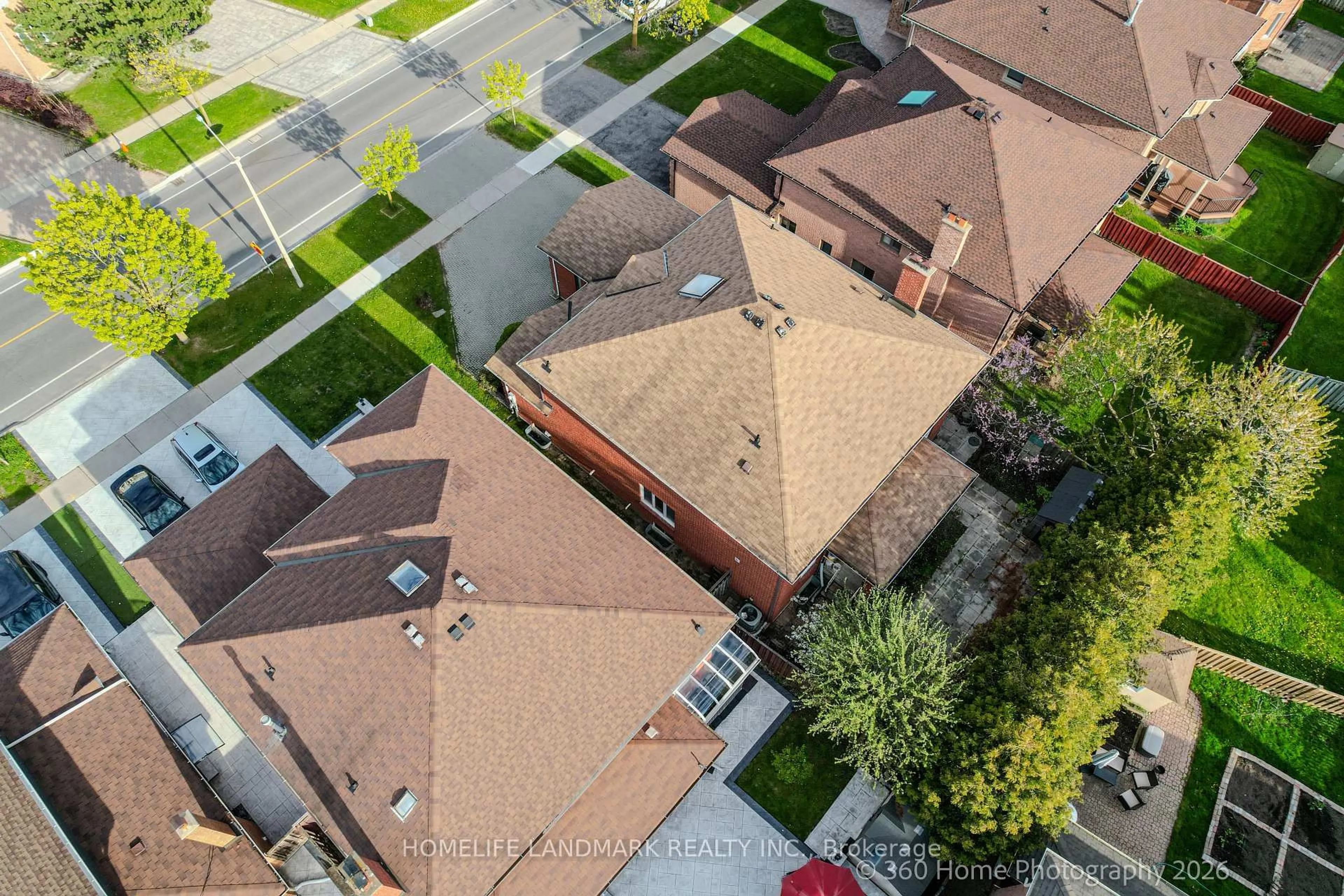 A pic from outside/outdoor area/front of a property/back of a property/a pic from drone, street for 258 Valleymede Dr, Richmond Hill Ontario L4B 2B4