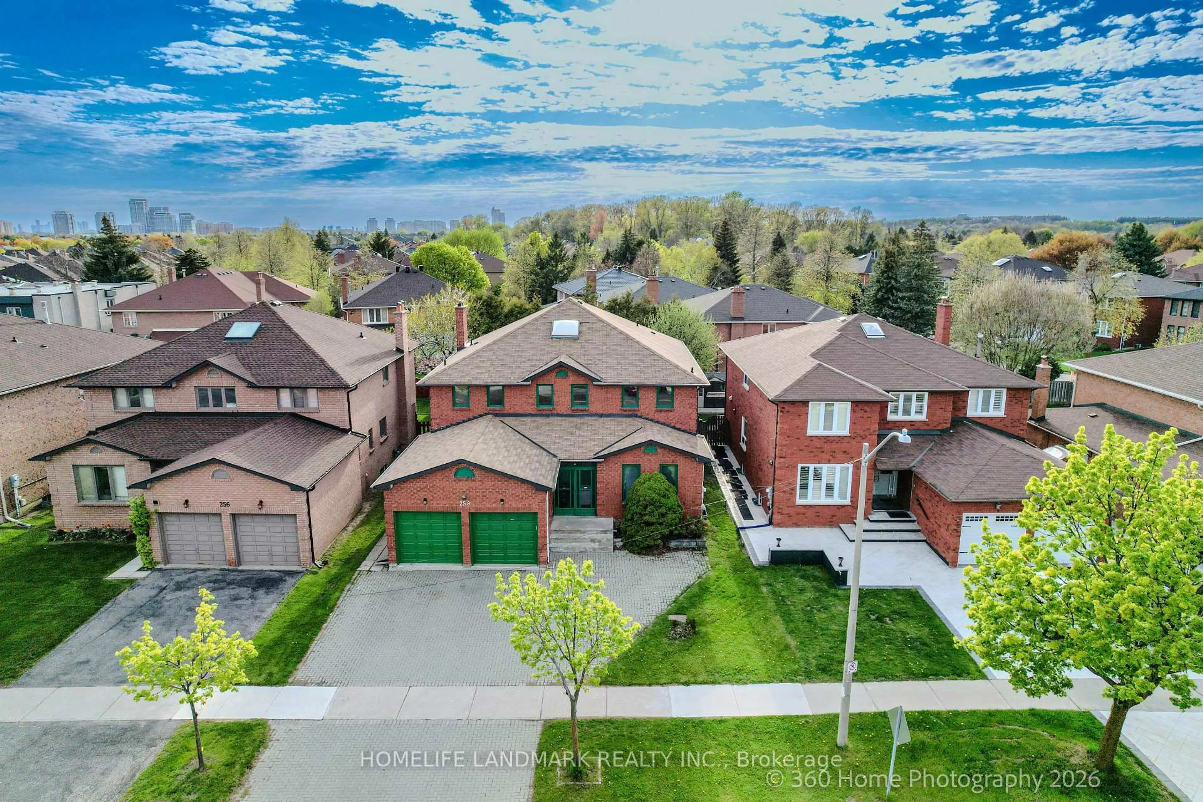 A pic from outside/outdoor area/front of a property/back of a property/a pic from drone, street for 258 Valleymede Dr, Richmond Hill Ontario L4B 2B4
