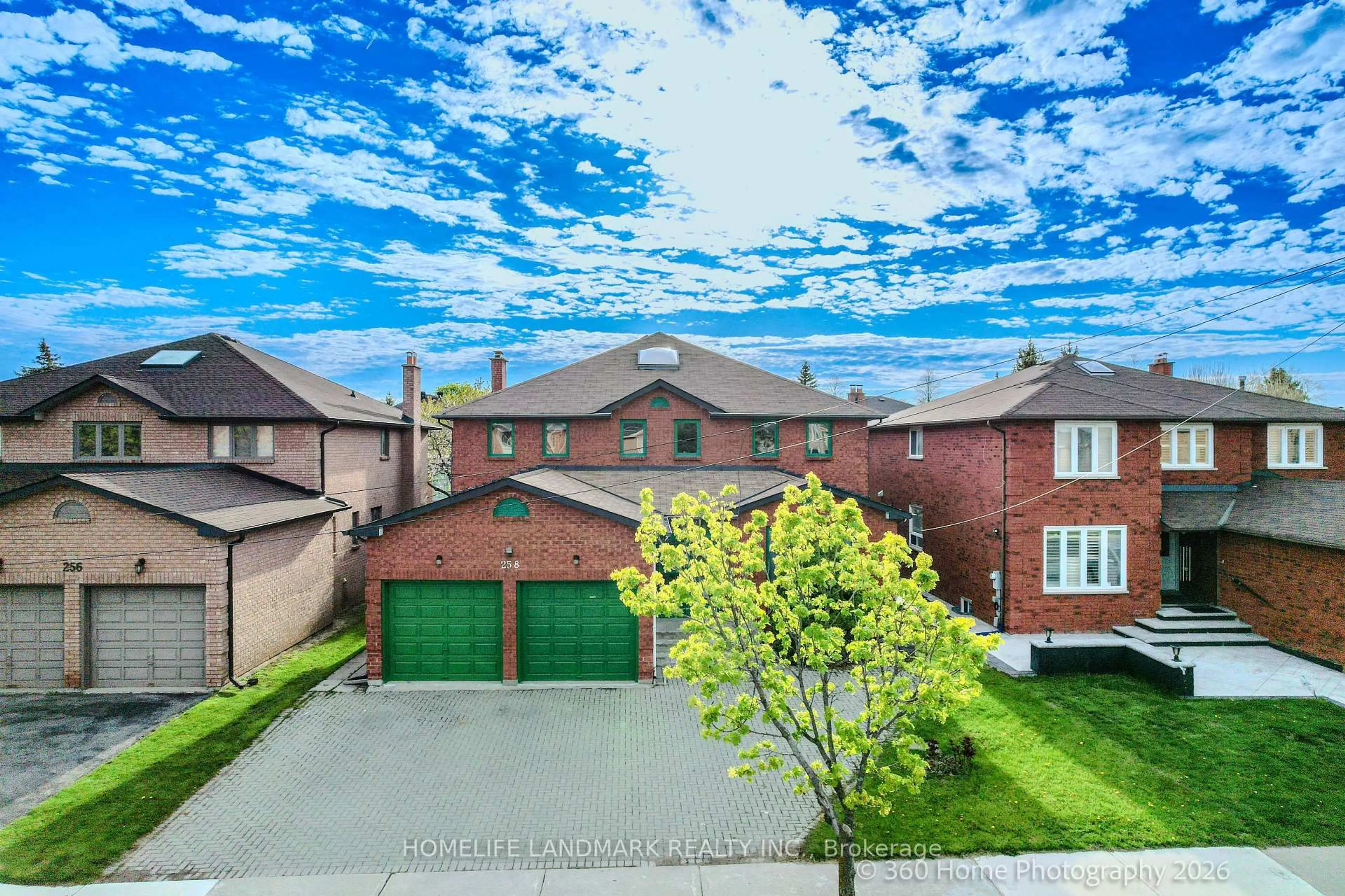 A pic from outside/outdoor area/front of a property/back of a property/a pic from drone, street for 258 Valleymede Dr, Richmond Hill Ontario L4B 2B4