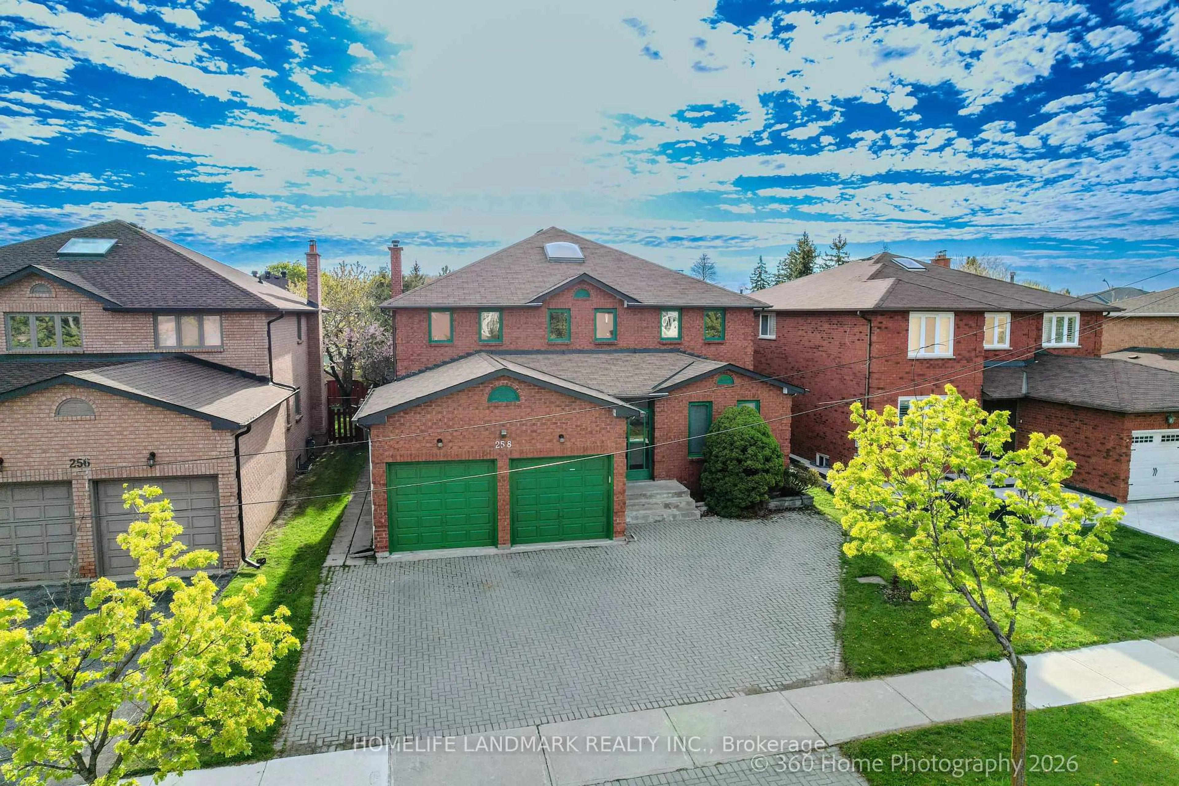 A pic from outside/outdoor area/front of a property/back of a property/a pic from drone, street for 258 Valleymede Dr, Richmond Hill Ontario L4B 2B4