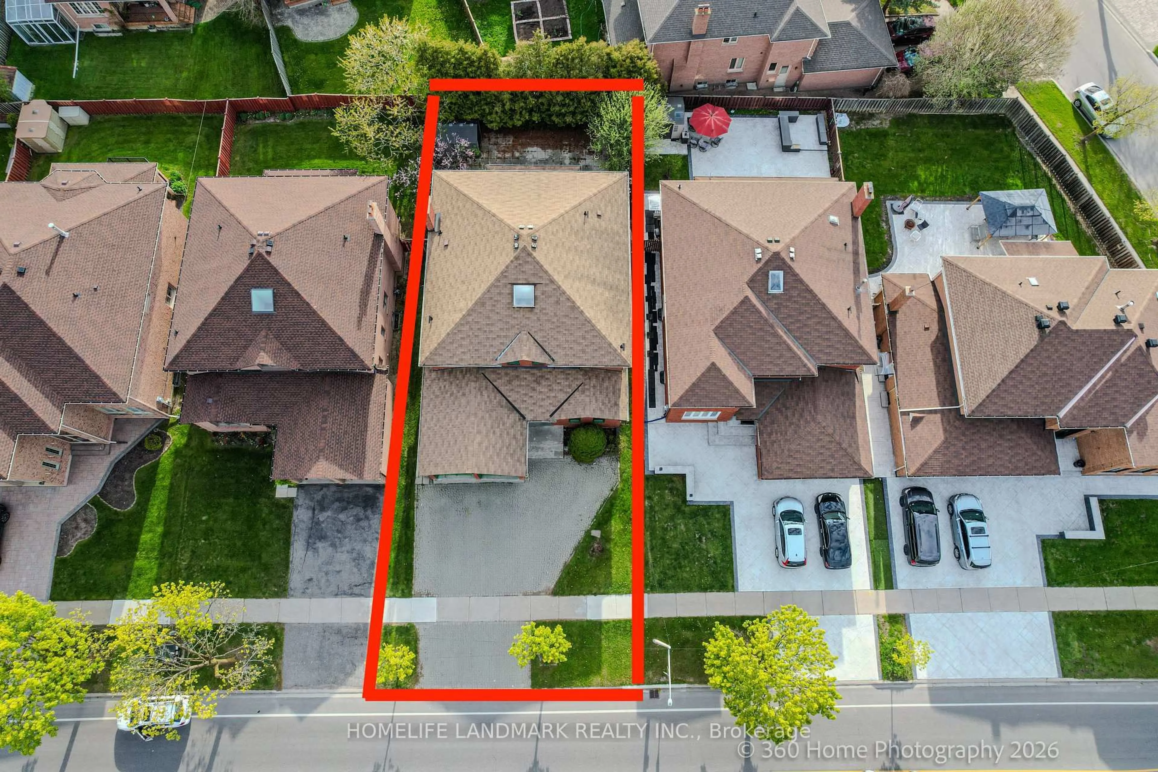 A pic from outside/outdoor area/front of a property/back of a property/a pic from drone, street for 258 Valleymede Dr, Richmond Hill Ontario L4B 2B4