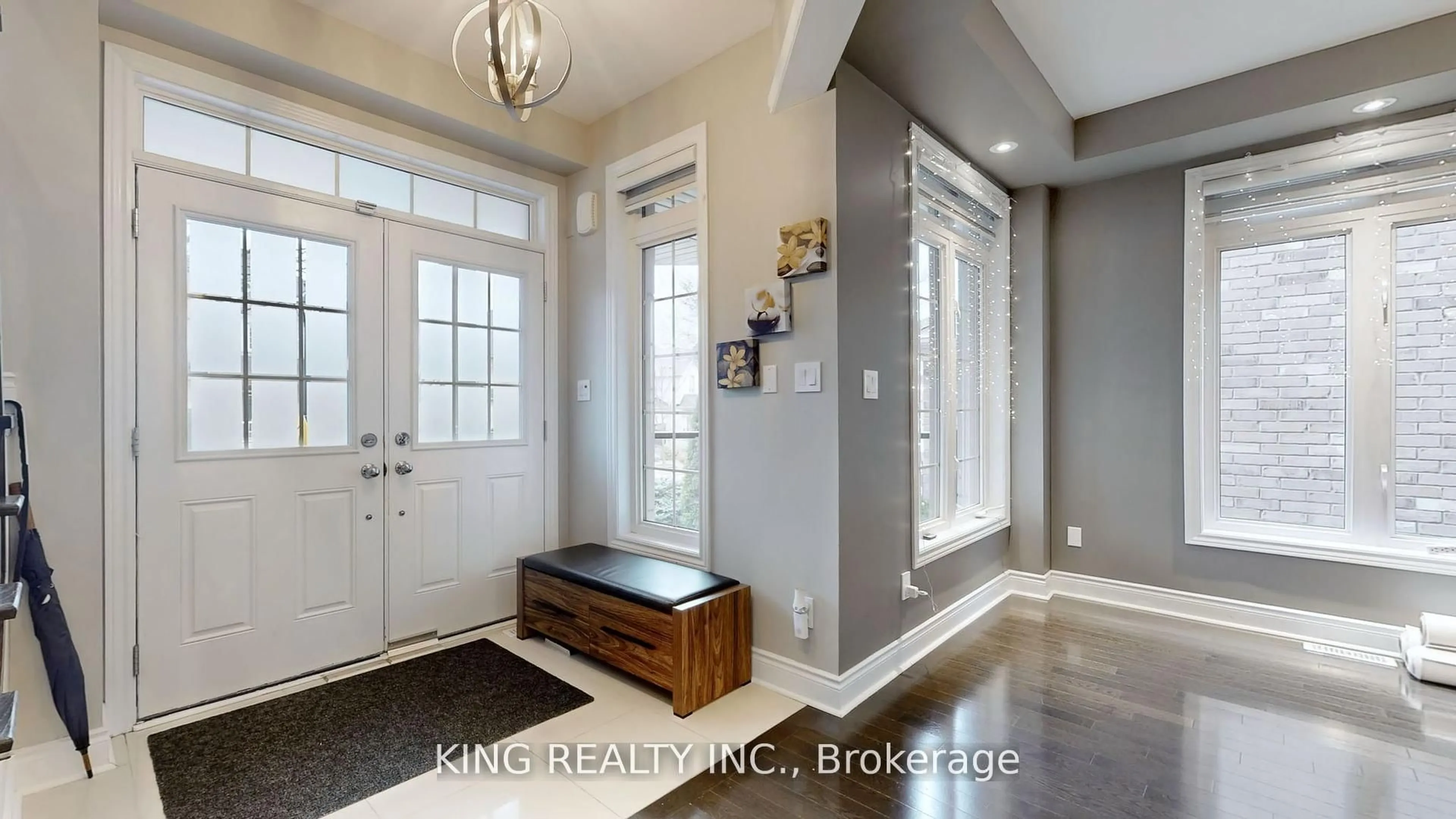 Indoor entryway for 939 Goring Circ, Newmarket Ontario L3X 0B5