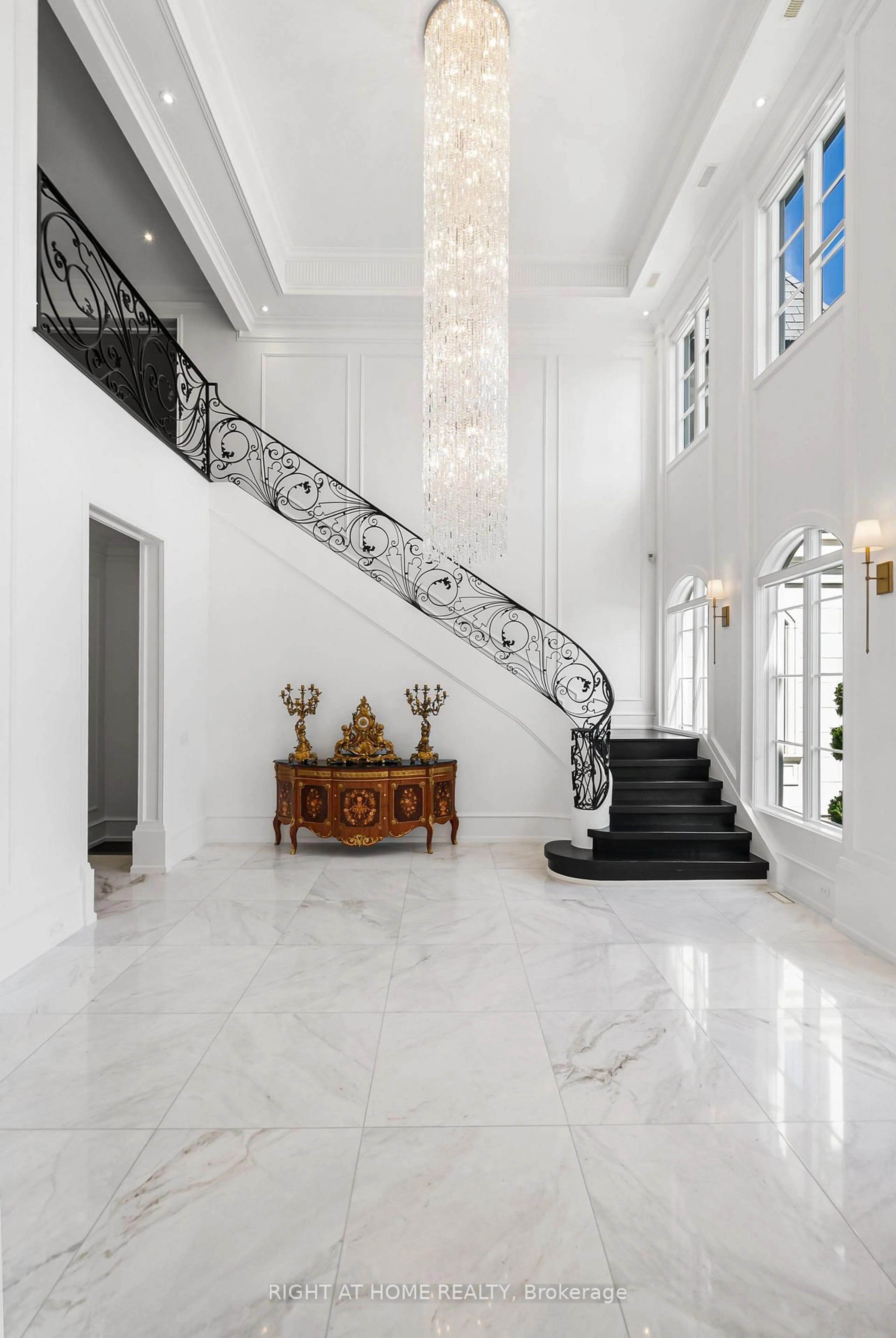 Indoor foyer for 16 Sirona's Lane, Aurora Ontario L4G 7Y7