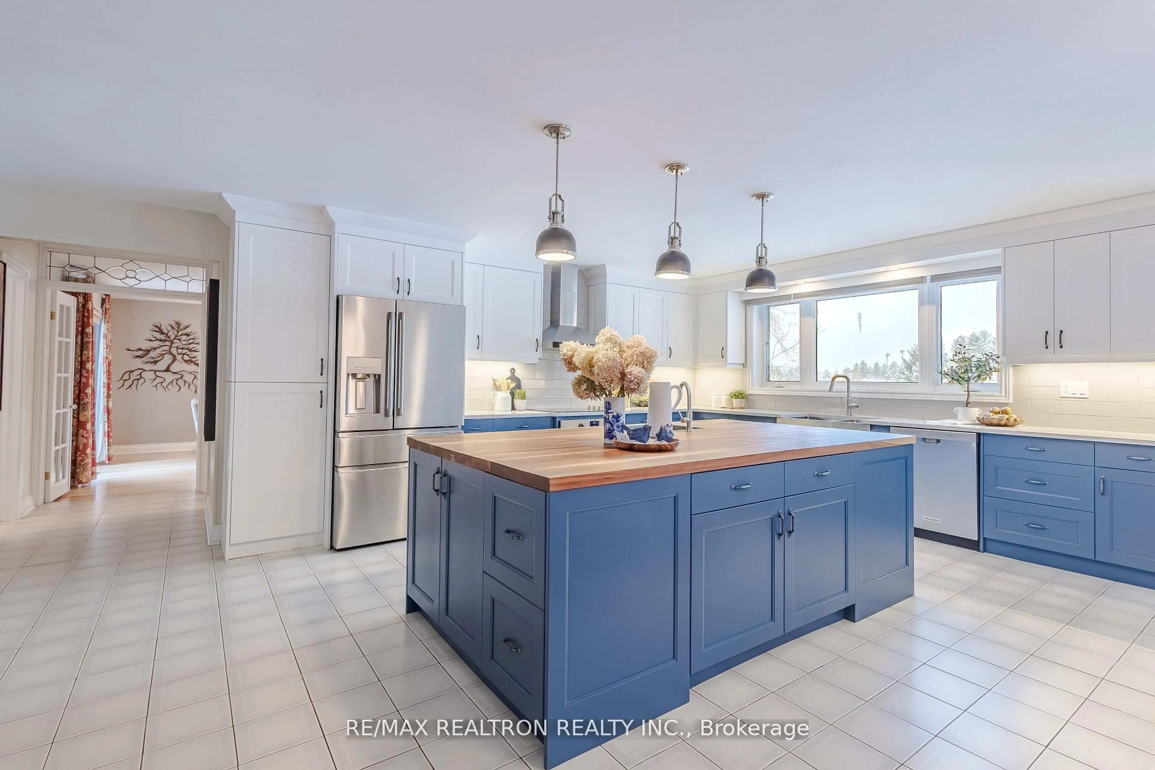 Open concept kitchen, ceramic/tile floor for 240 Webb Rd, Uxbridge Ontario L4A 7X4