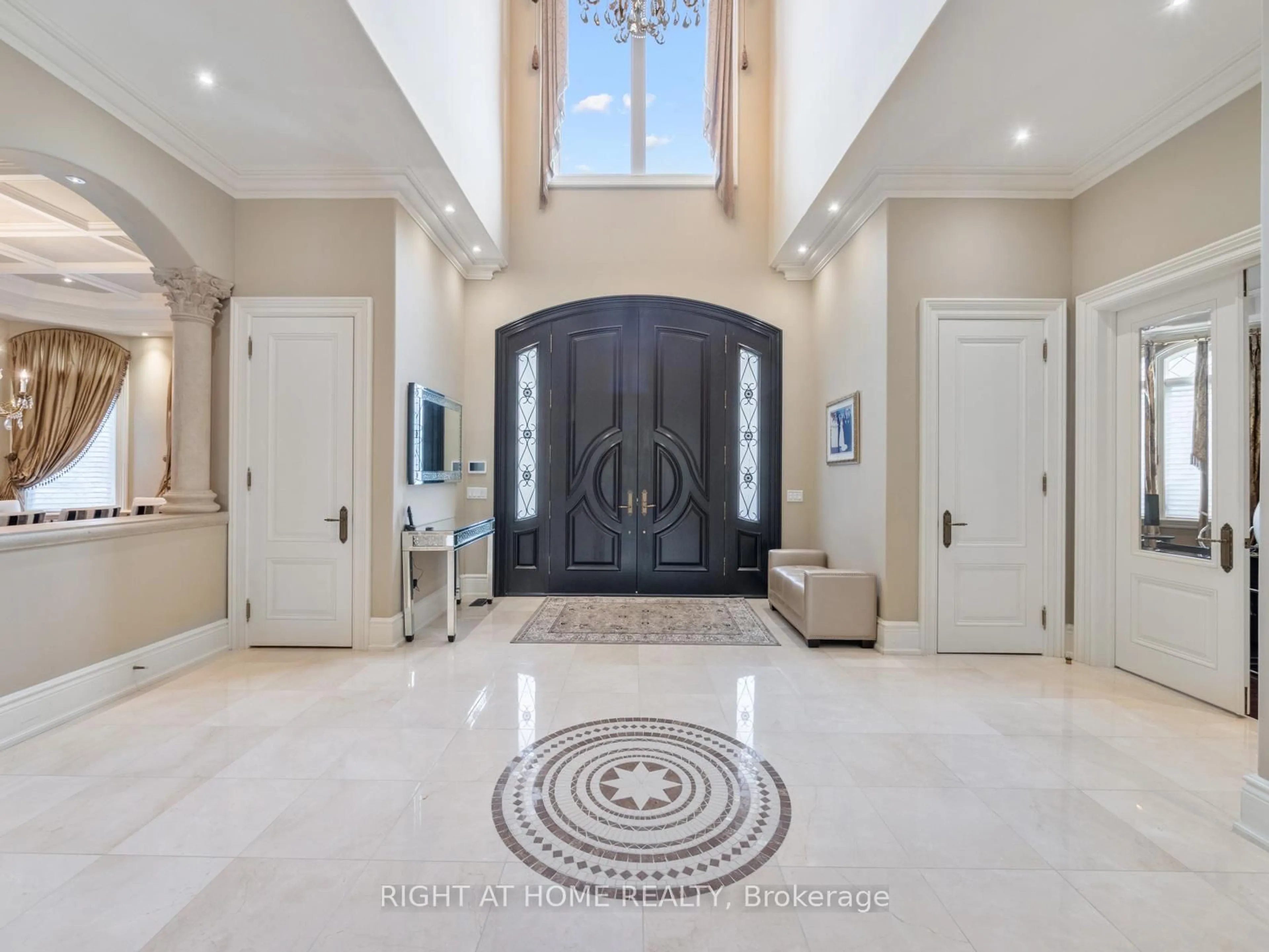 Indoor foyer for 100 Rocmary Pl, Vaughan Ontario L4L 8Z1