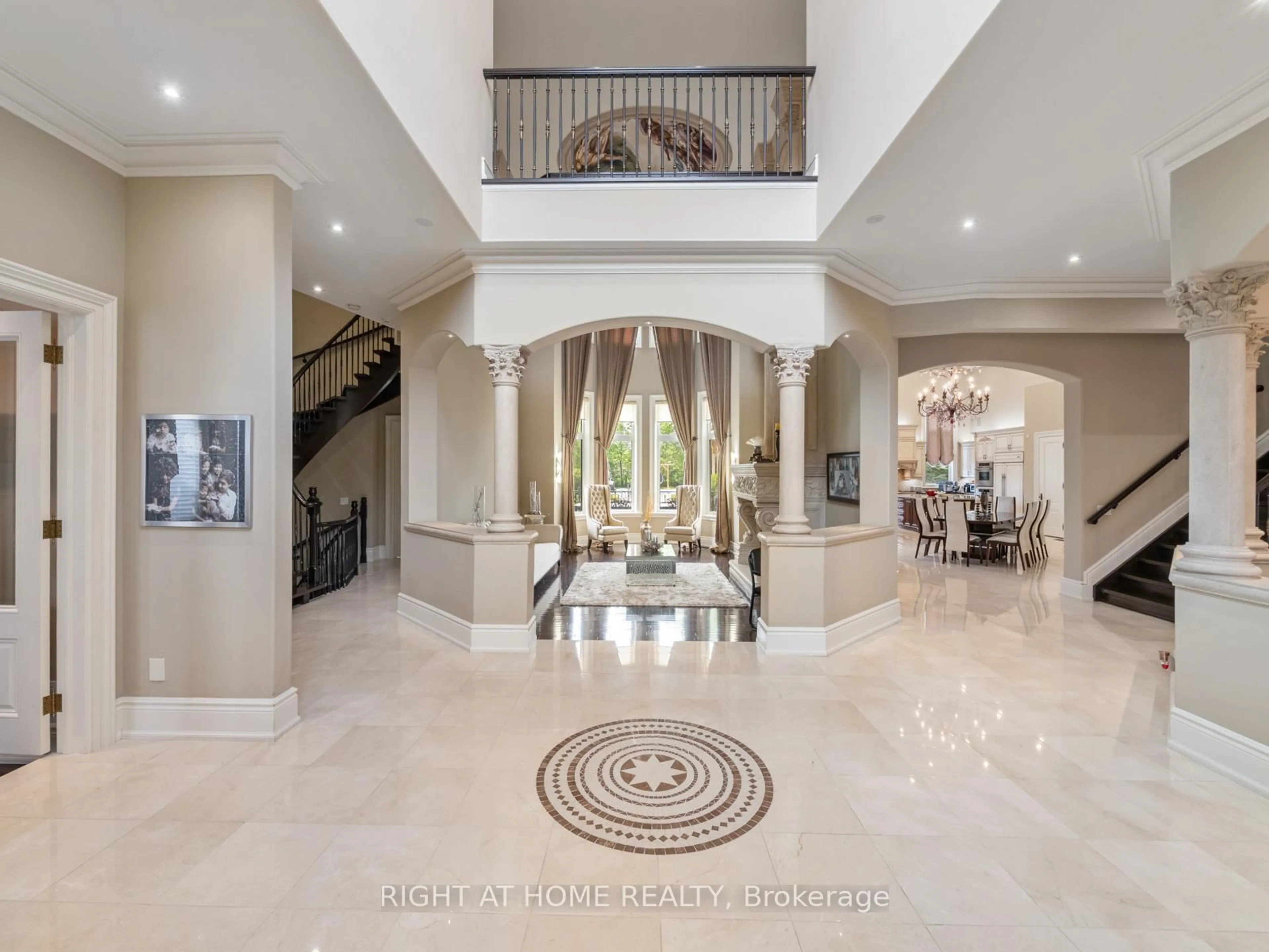 Indoor foyer for 100 Rocmary Pl, Vaughan Ontario L4L 8Z1