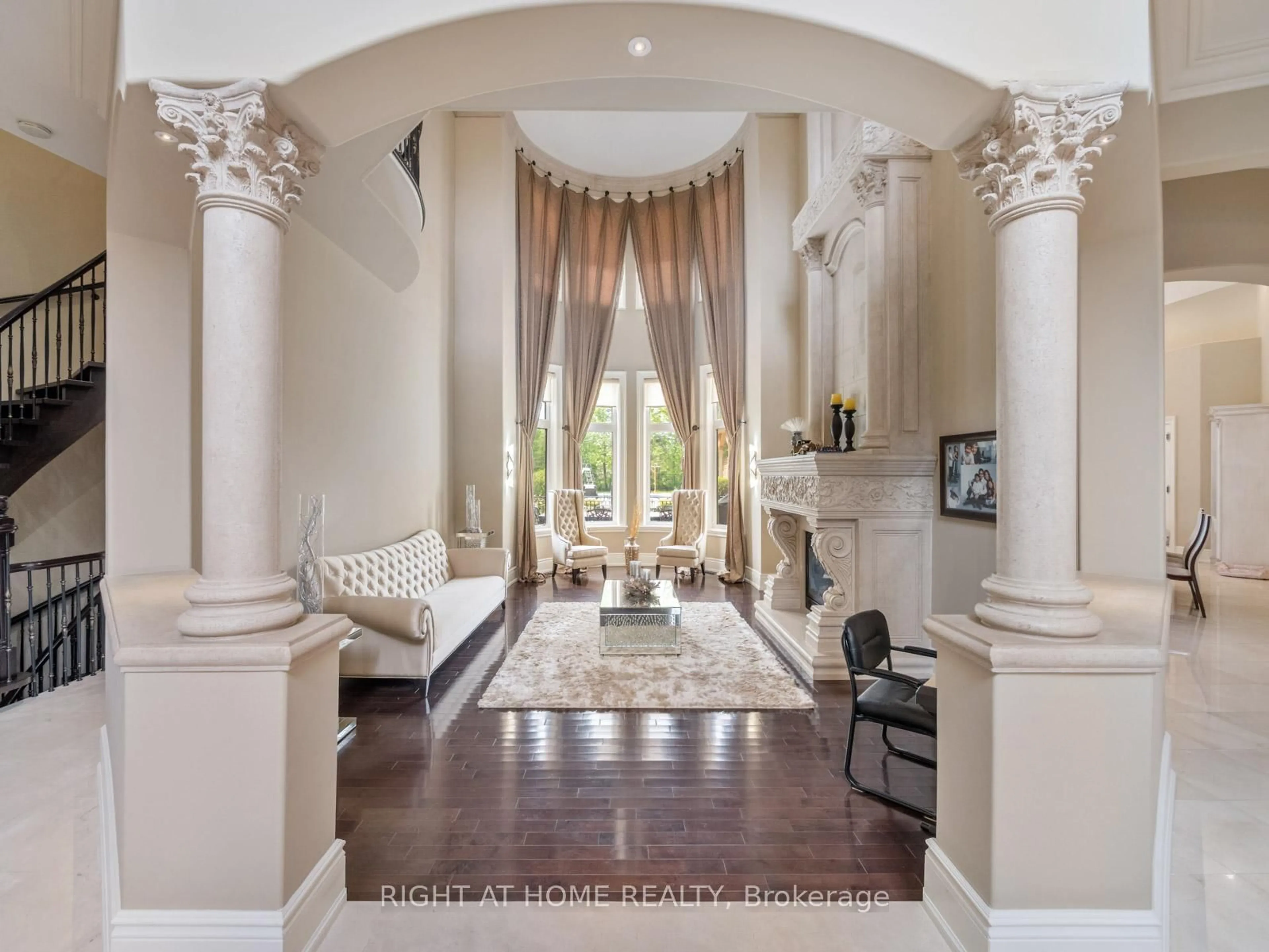 Indoor entryway for 100 Rocmary Pl, Vaughan Ontario L4L 8Z1