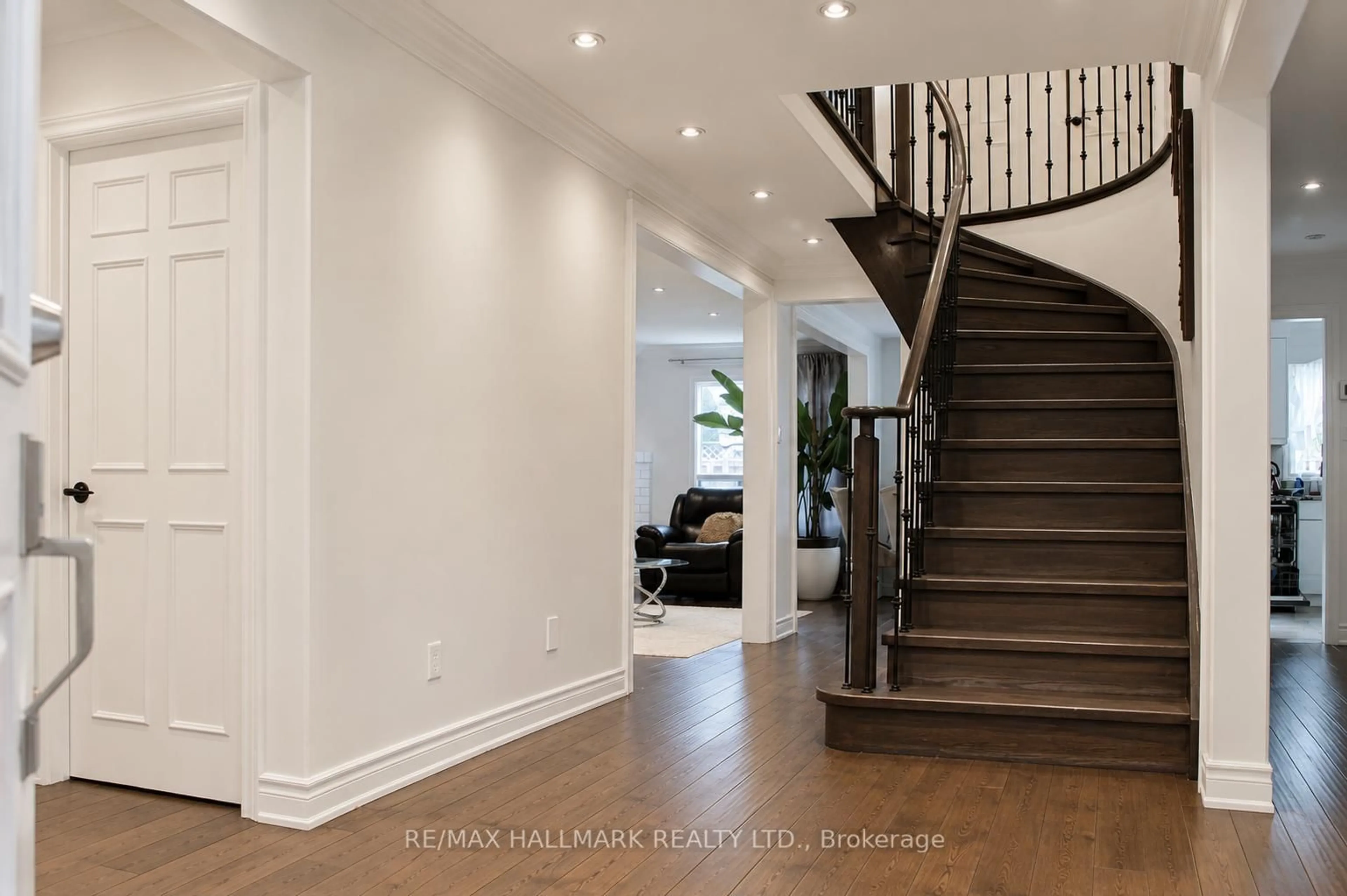 Indoor entryway for 92 Weldrick Rd, Richmond Hill Ontario L4C 8T7
