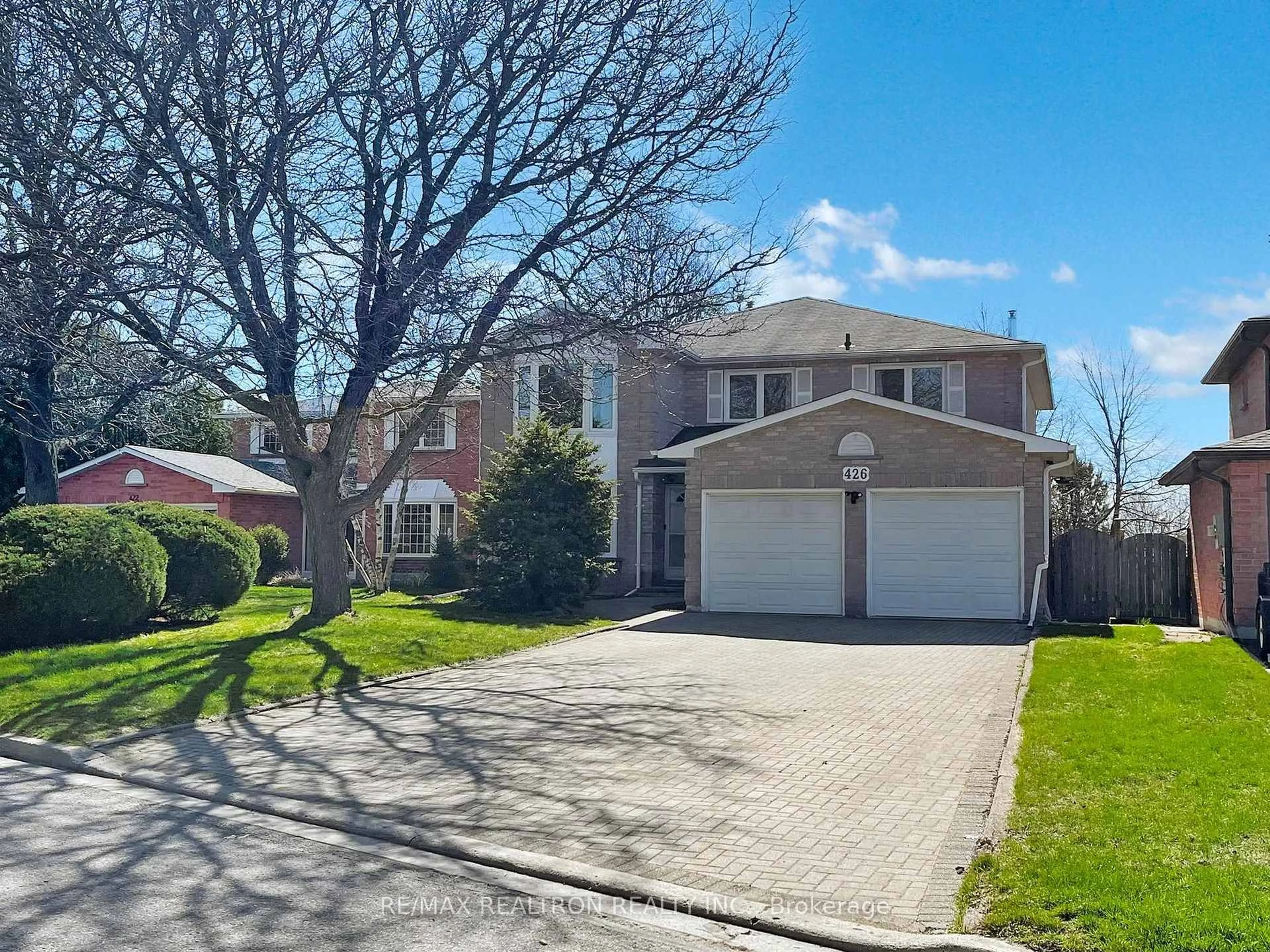 A pic from outside/outdoor area/front of a property/back of a property/a pic from drone, street for 426 Herridge Circ, Newmarket Ontario L3Y 7H6