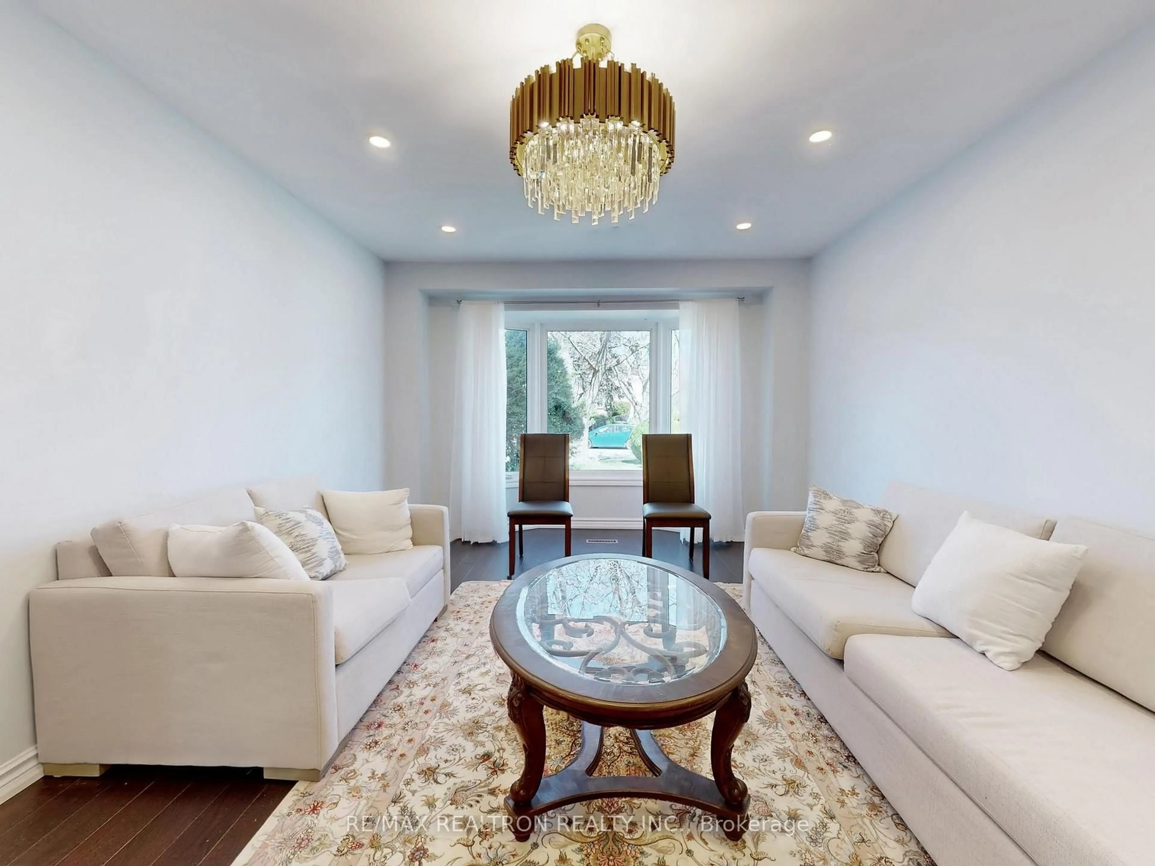 Living room with furniture, unknown for 426 Herridge Circ, Newmarket Ontario L3Y 7H6
