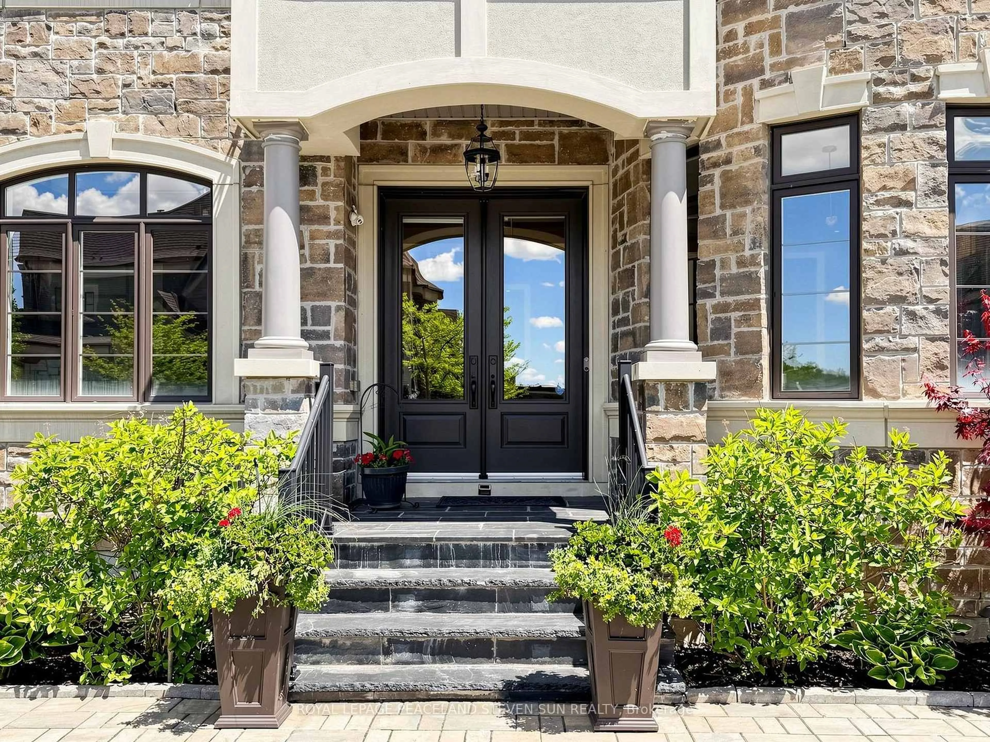 Indoor entryway for 115 Carmichael Cres, King Ontario L7B 0N2