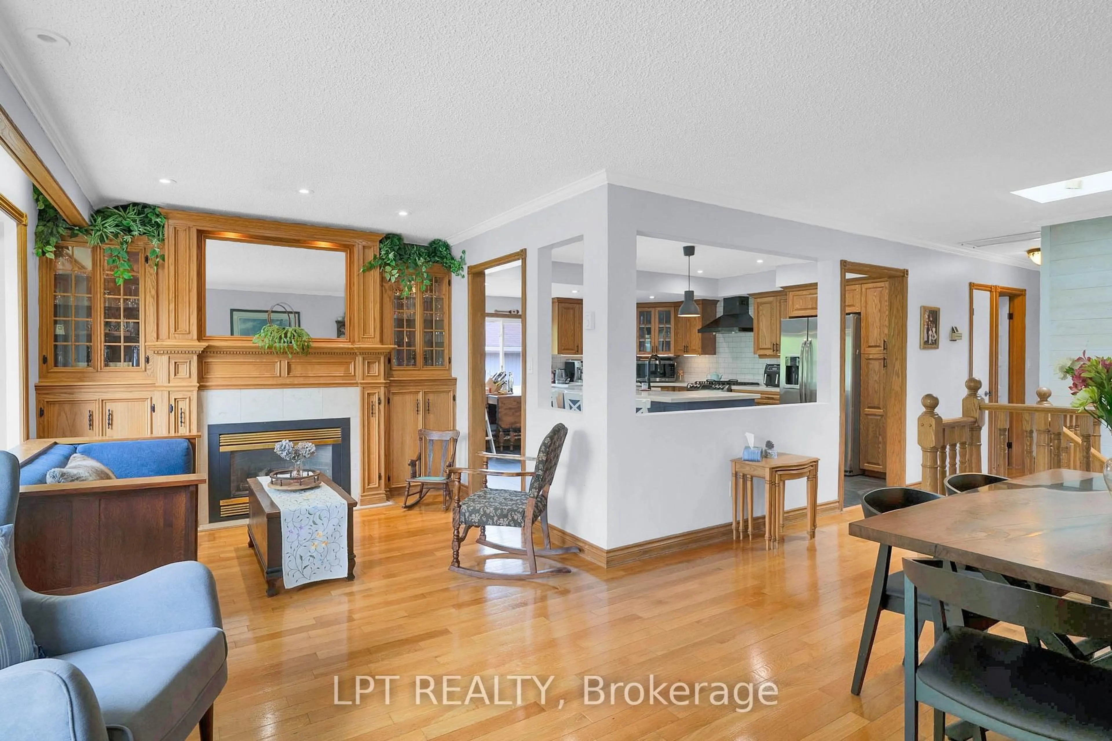 Open concept kitchen, wood/laminate floor for 233 Sand Rd, East Gwillimbury Ontario L9N 1K1
