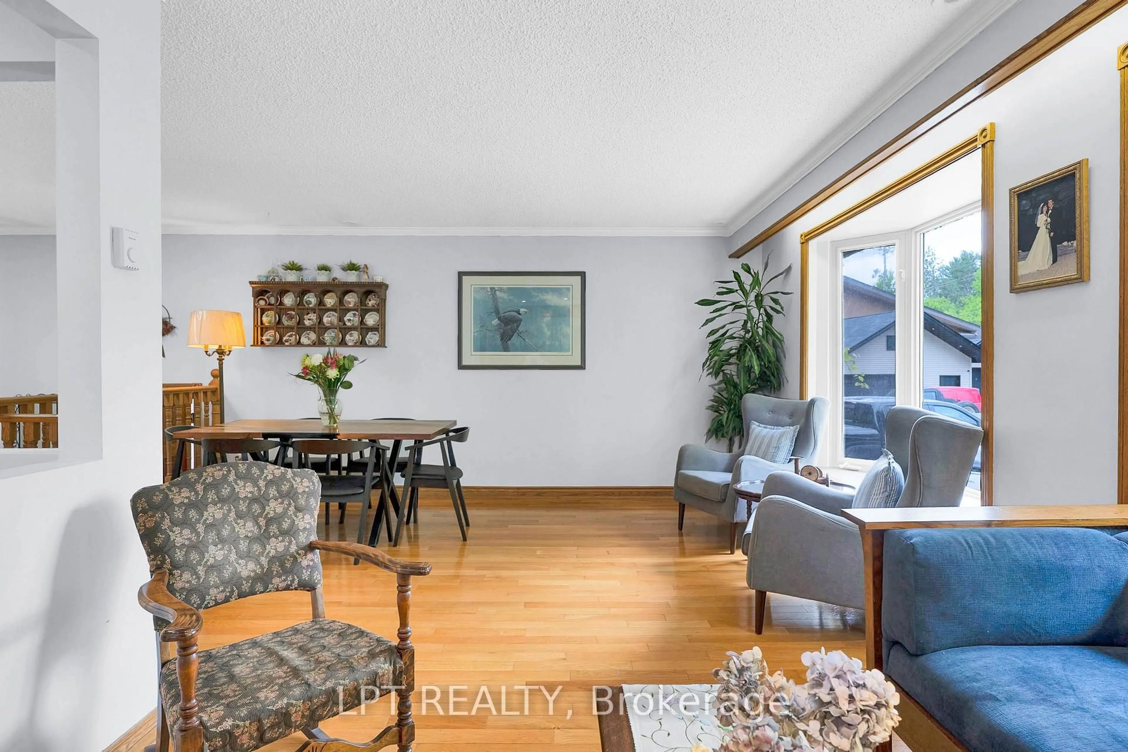 Living room with furniture, wood/laminate floor for 233 Sand Rd, East Gwillimbury Ontario L9N 1K1