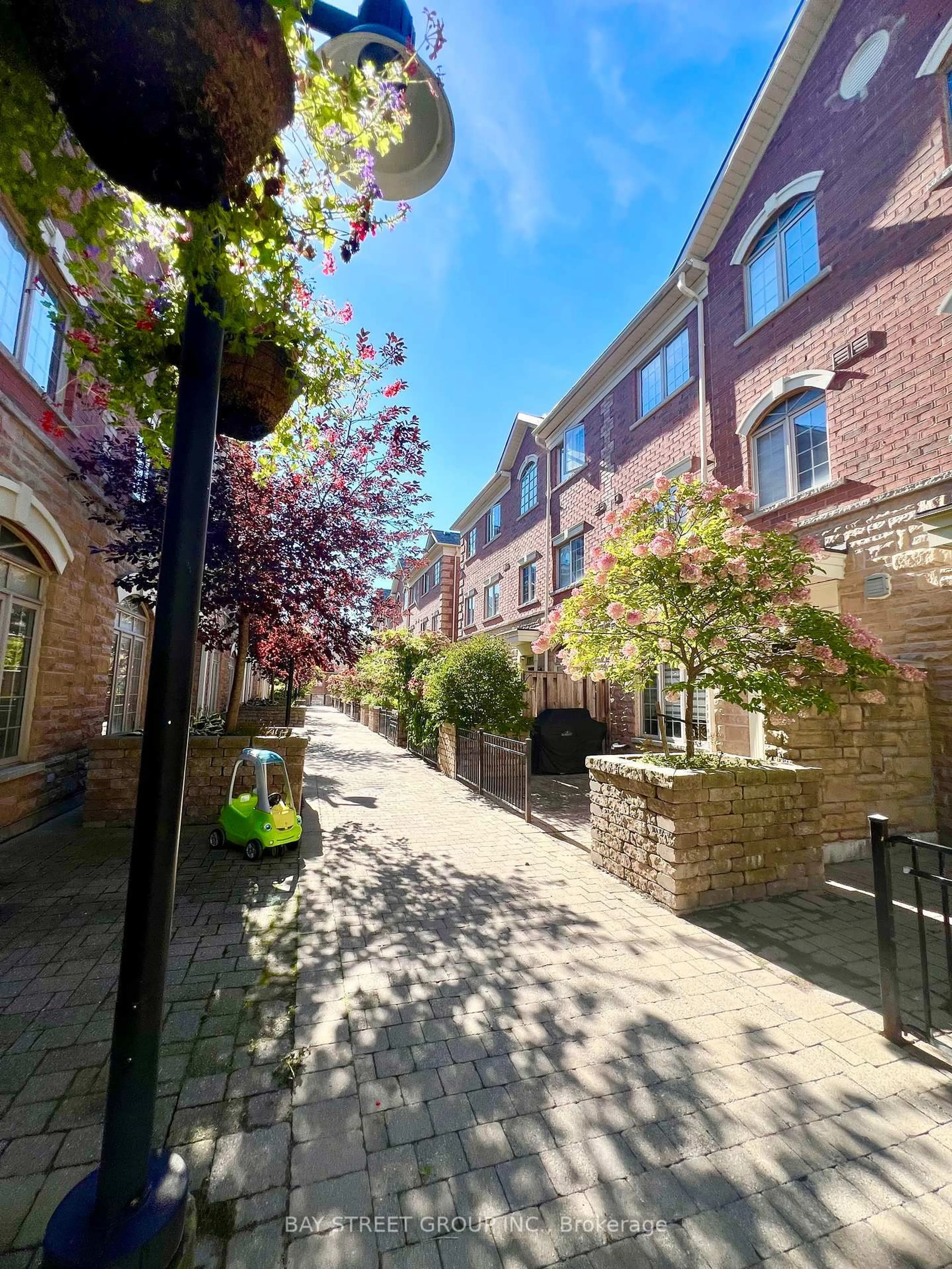 A pic from outside/outdoor area/front of a property/back of a property/a pic from drone, street for 8 Brighton Pl #56, Vaughan Ontario L4J 0E3