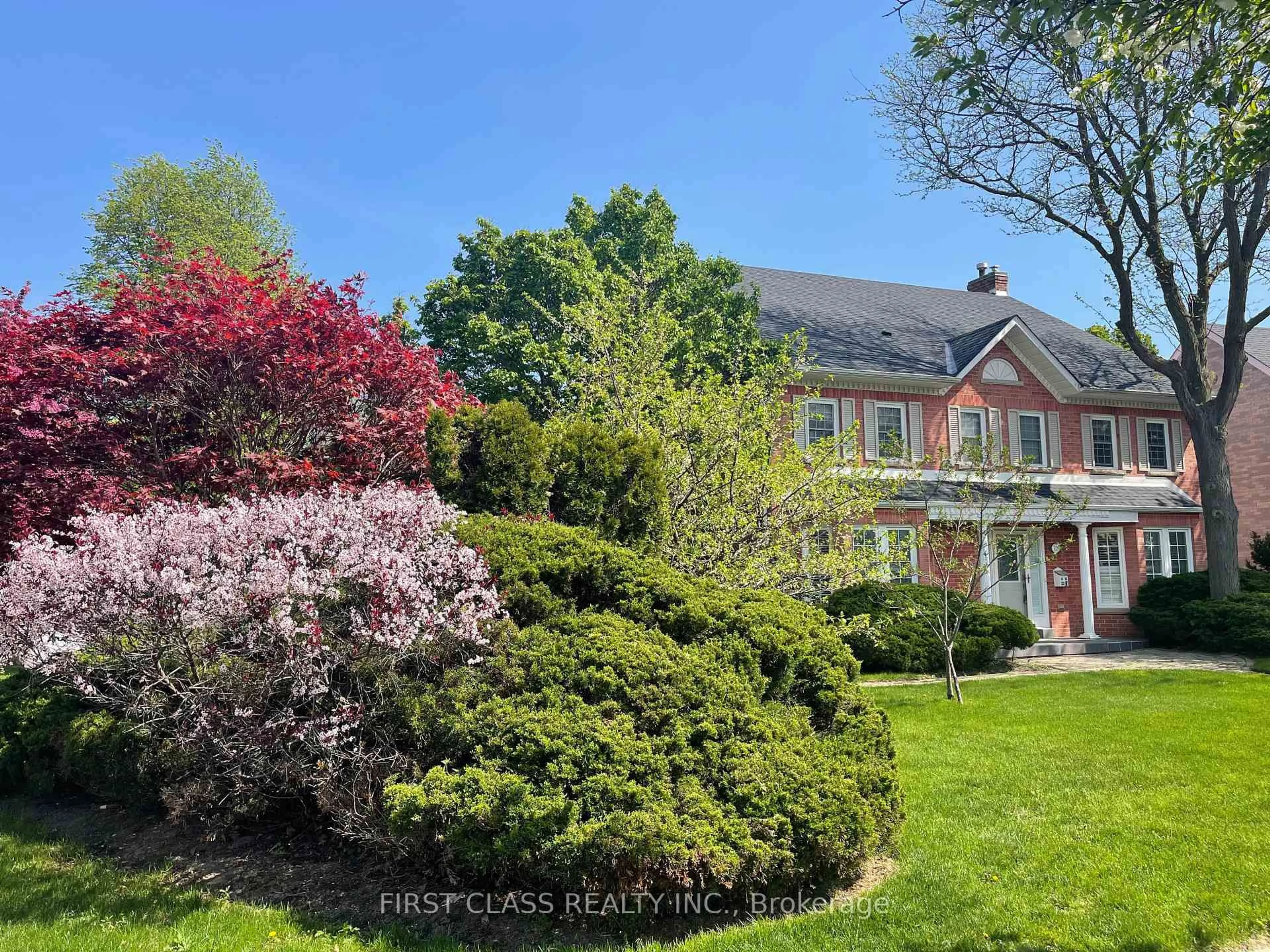 A pic from outside/outdoor area/front of a property/back of a property/a pic from drone, street for 125 Longwater Chse, Markham Ontario L3R 4A9