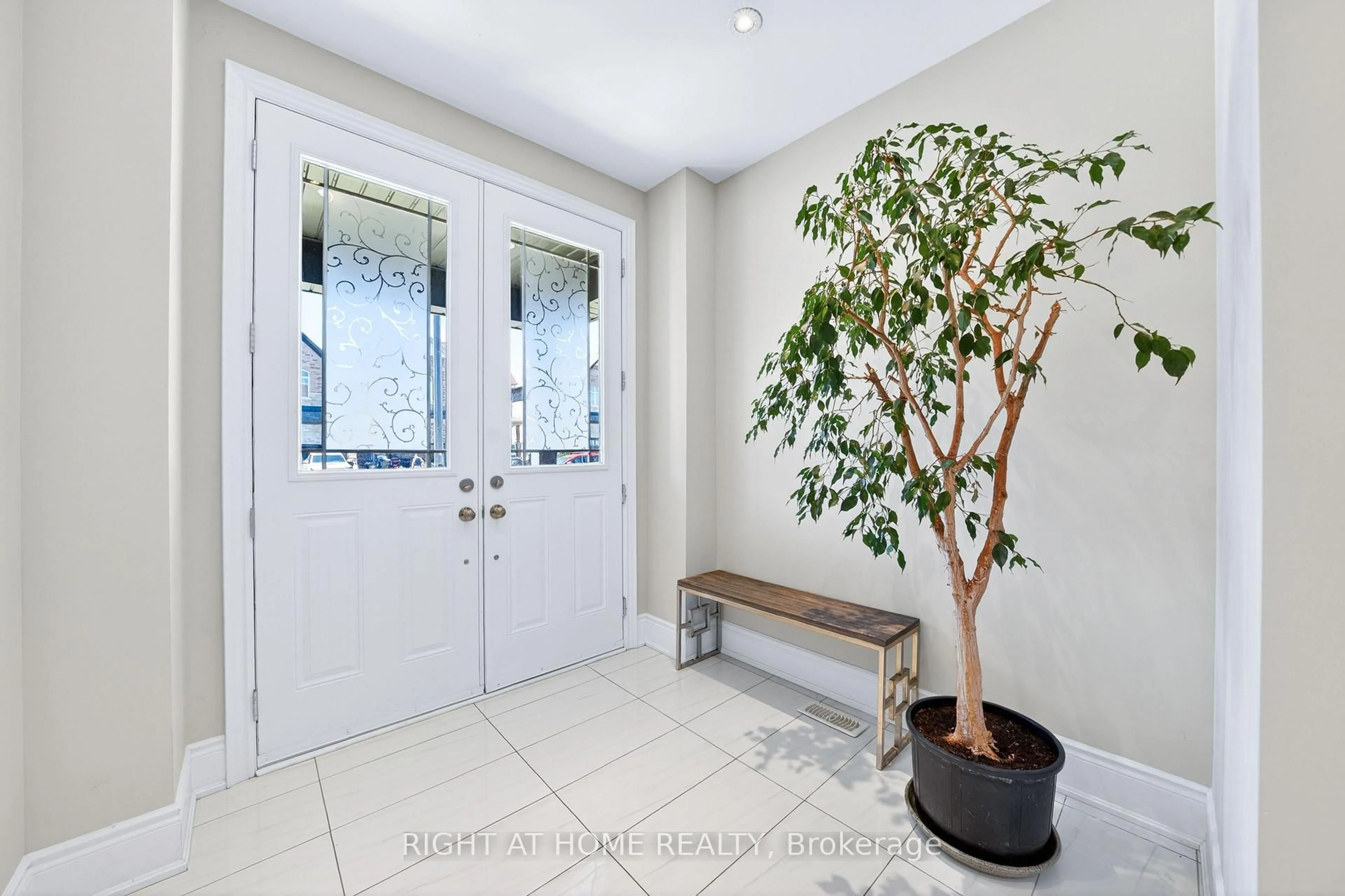 Indoor entryway for 1160 Peelar Cres, Innisfil Ontario L0L 1W0