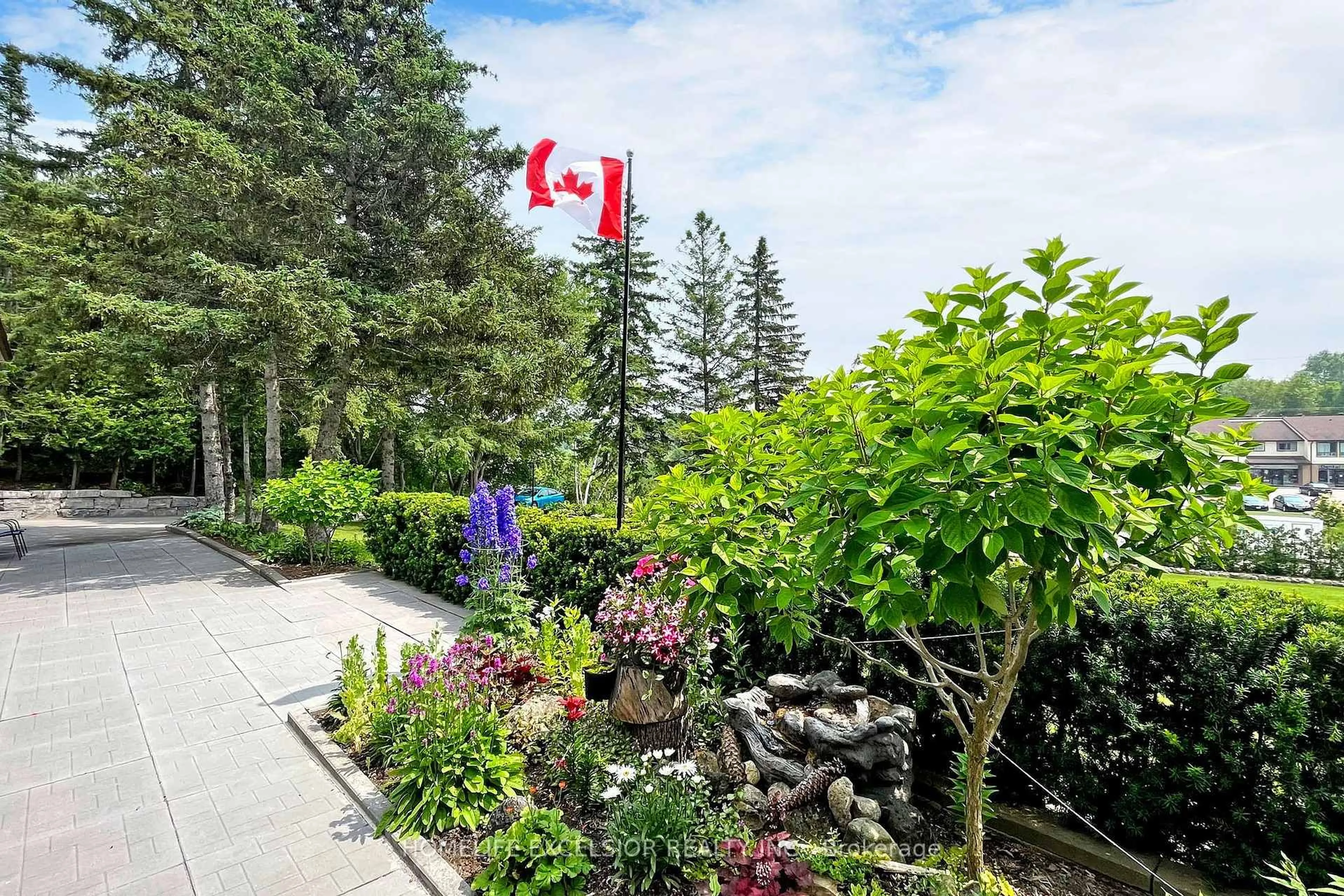 Patio, mountain view for 550 Mount Albert Rd, East Gwillimbury Ontario L9N 1P1