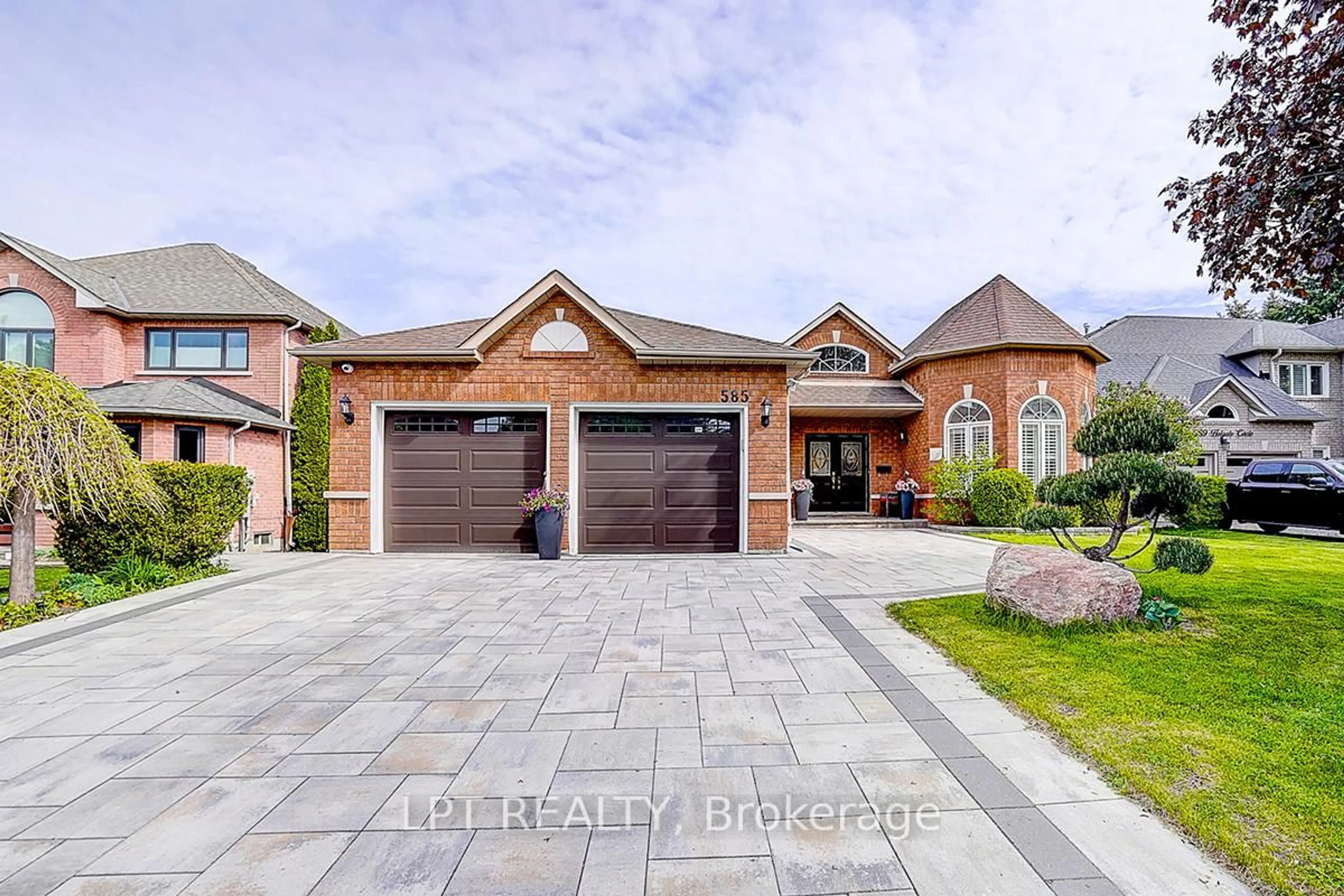Home with brick exterior material, street for 585 Holgate Circ, Newmarket Ontario L3X 1V8