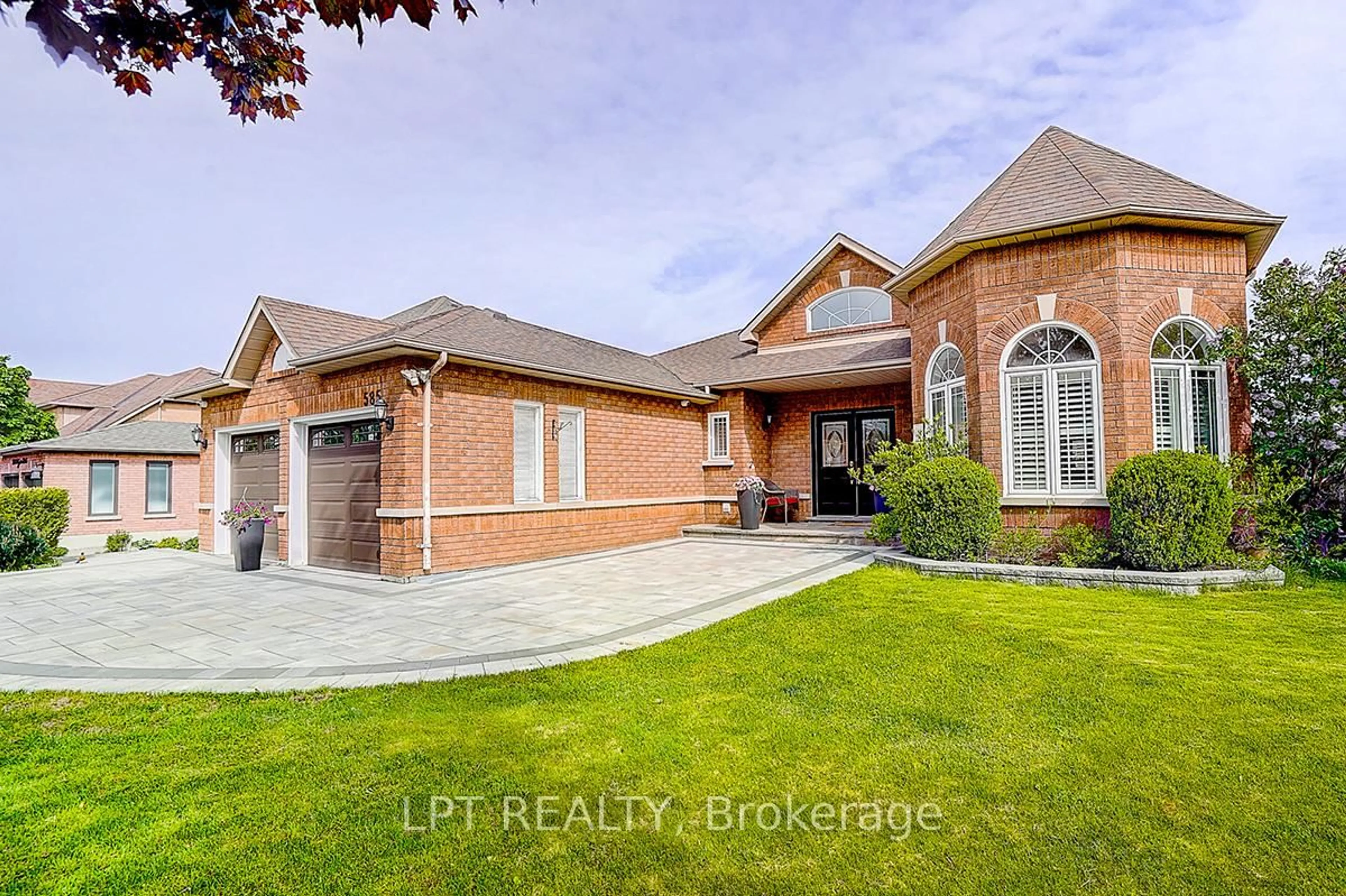 Home with brick exterior material, street for 585 Holgate Circ, Newmarket Ontario L3X 1V8