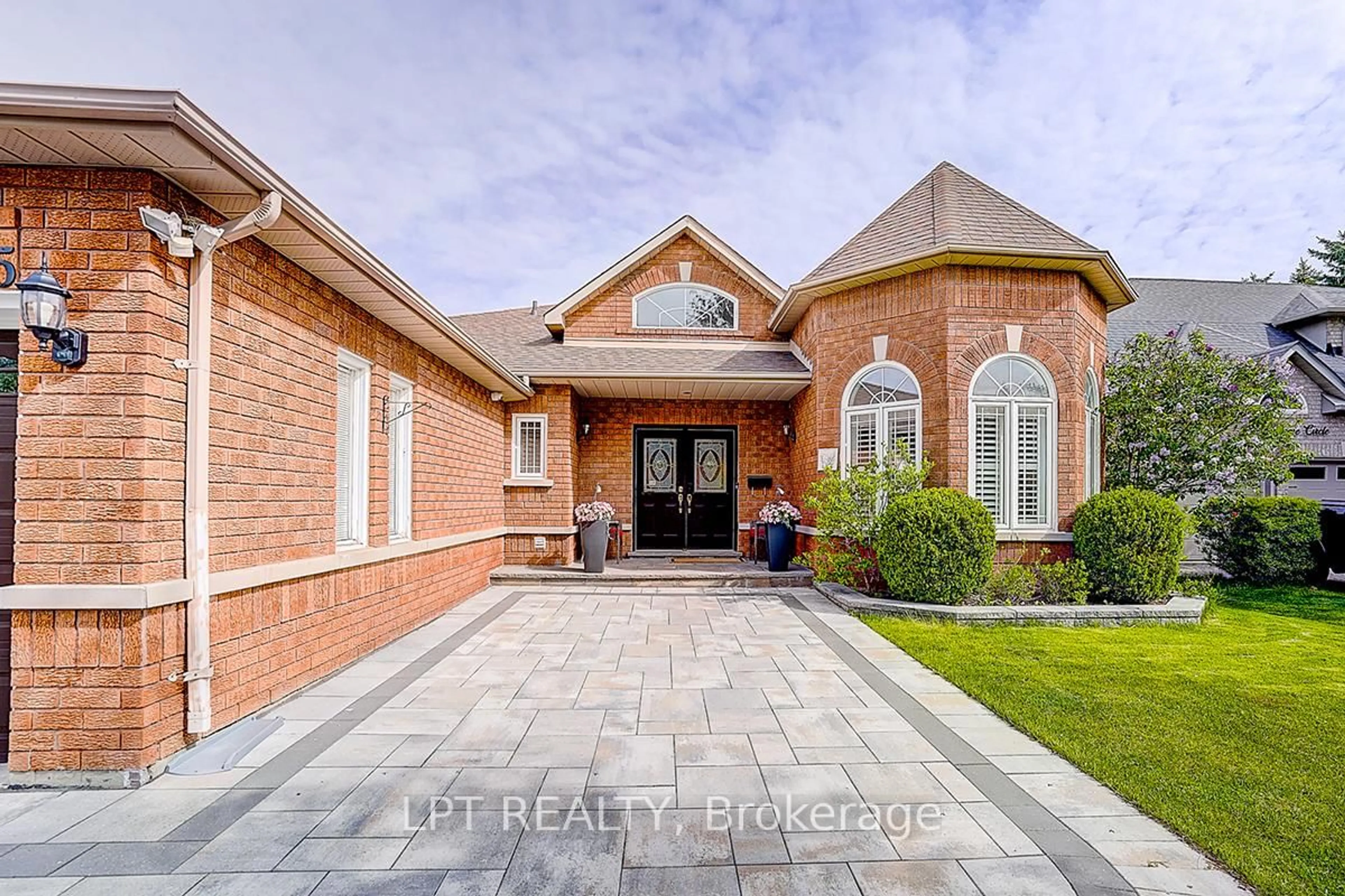 Home with brick exterior material, street for 585 Holgate Circ, Newmarket Ontario L3X 1V8