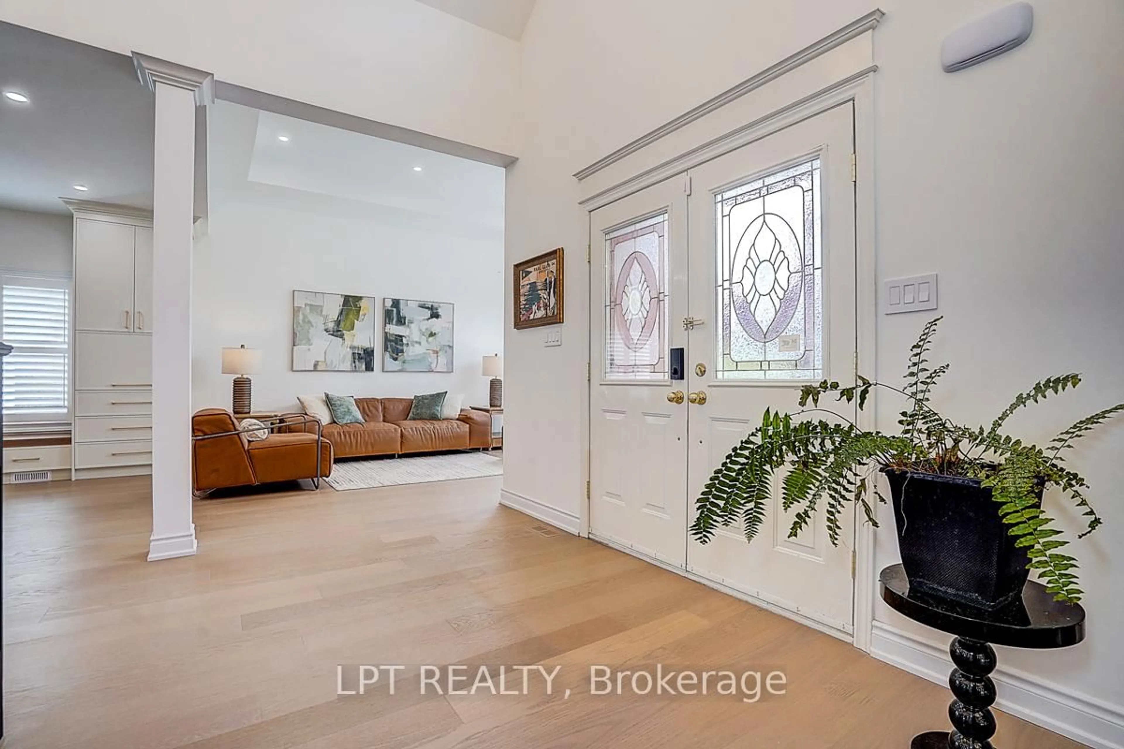 Indoor entryway for 585 Holgate Circ, Newmarket Ontario L3X 1V8
