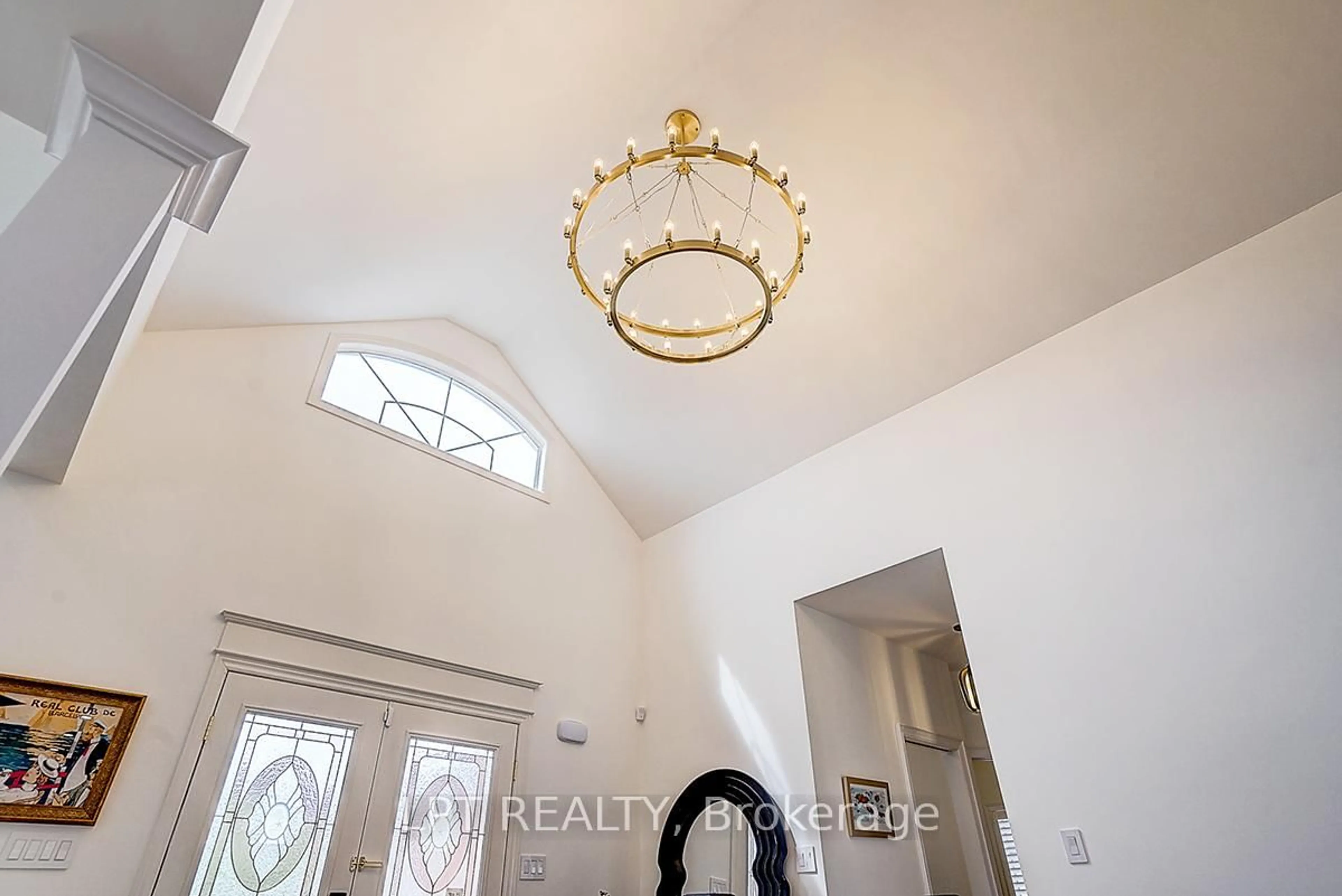 Indoor entryway for 585 Holgate Circ, Newmarket Ontario L3X 1V8
