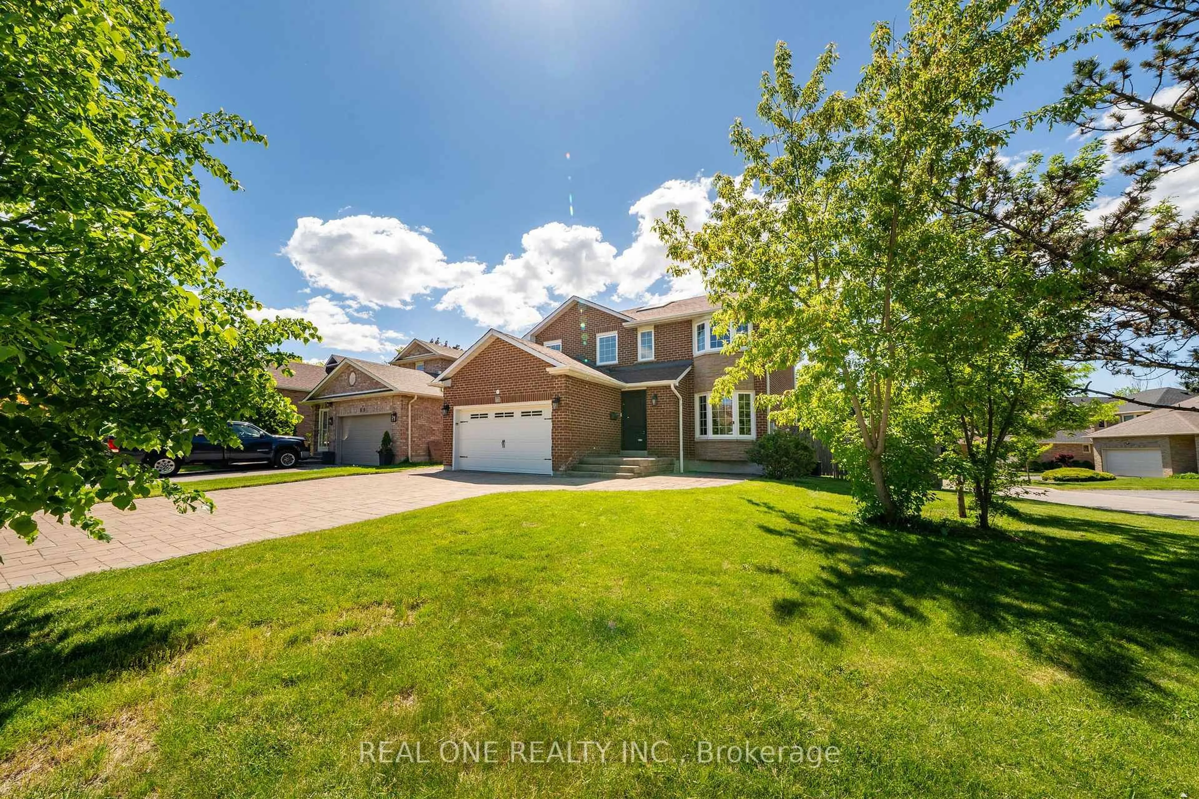 A pic from outside/outdoor area/front of a property/back of a property/a pic from drone, street for 67 Eleanor Circ, Richmond Hill Ontario L4C 6K6