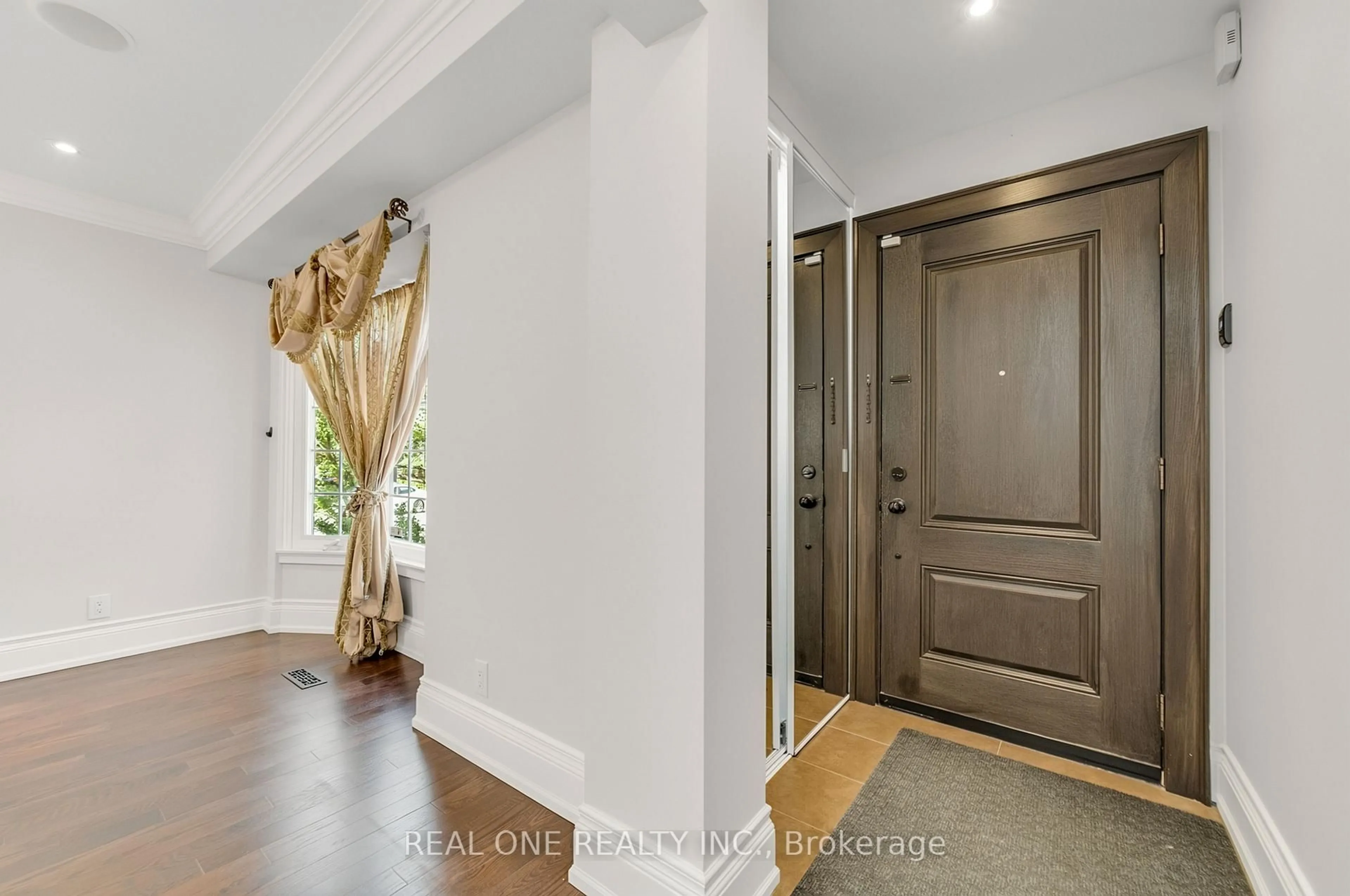 Indoor entryway for 67 Eleanor Circ, Richmond Hill Ontario L4C 6K6