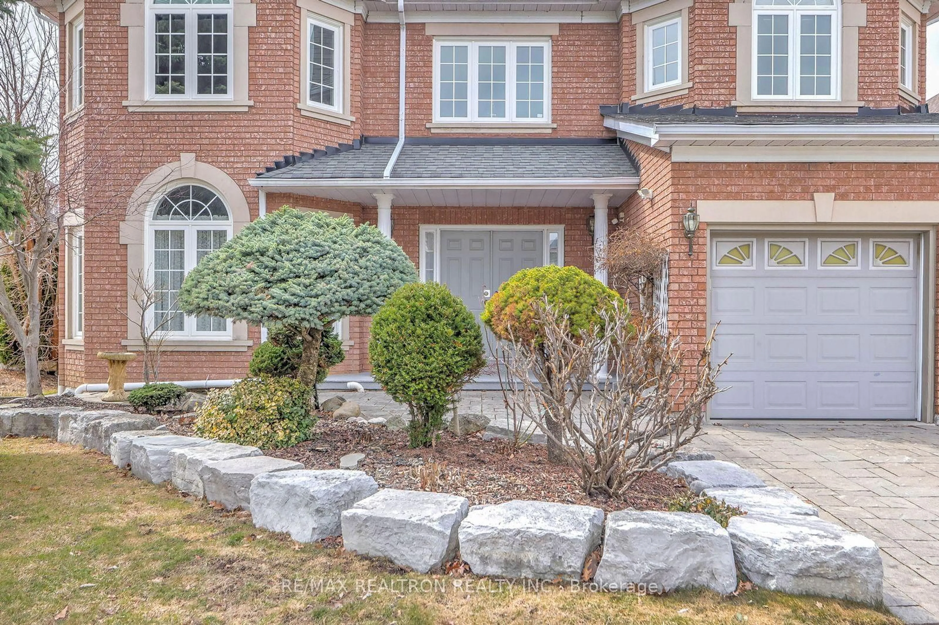 Home with brick exterior material, street for 6 White Oak Cres, Richmond Hill Ontario L4B 3R3
