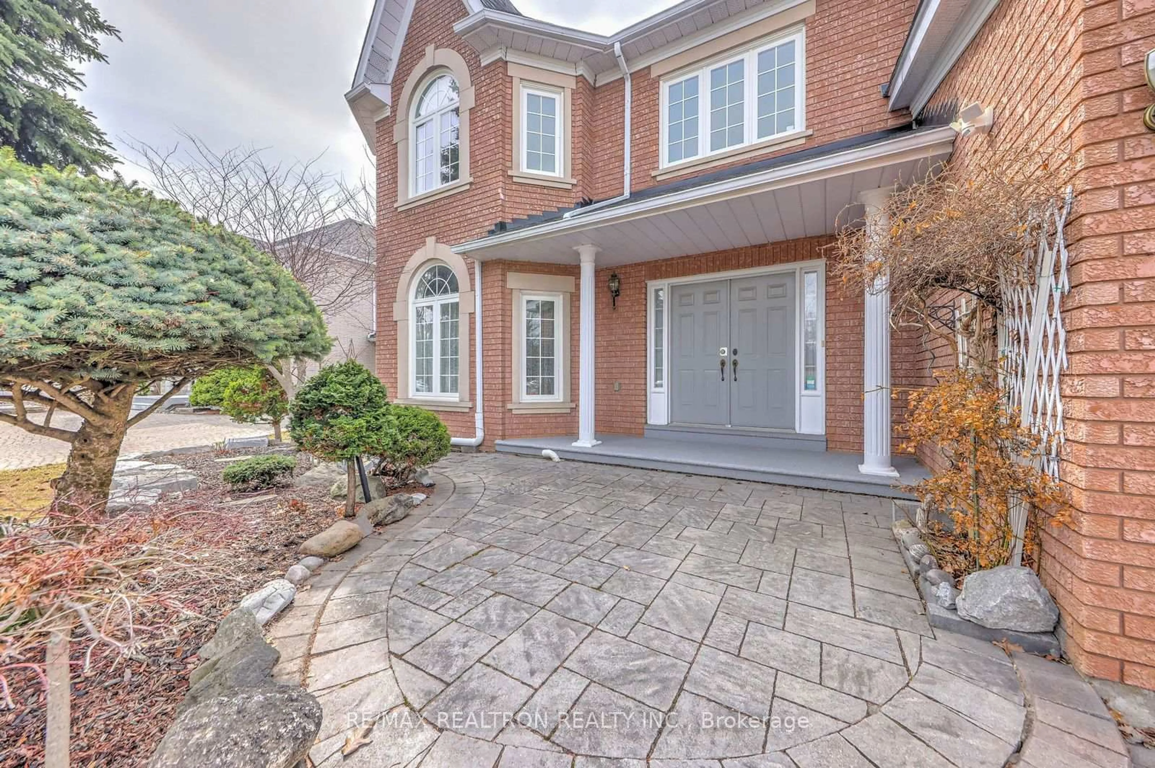 Home with brick exterior material, street for 6 White Oak Cres, Richmond Hill Ontario L4B 3R3