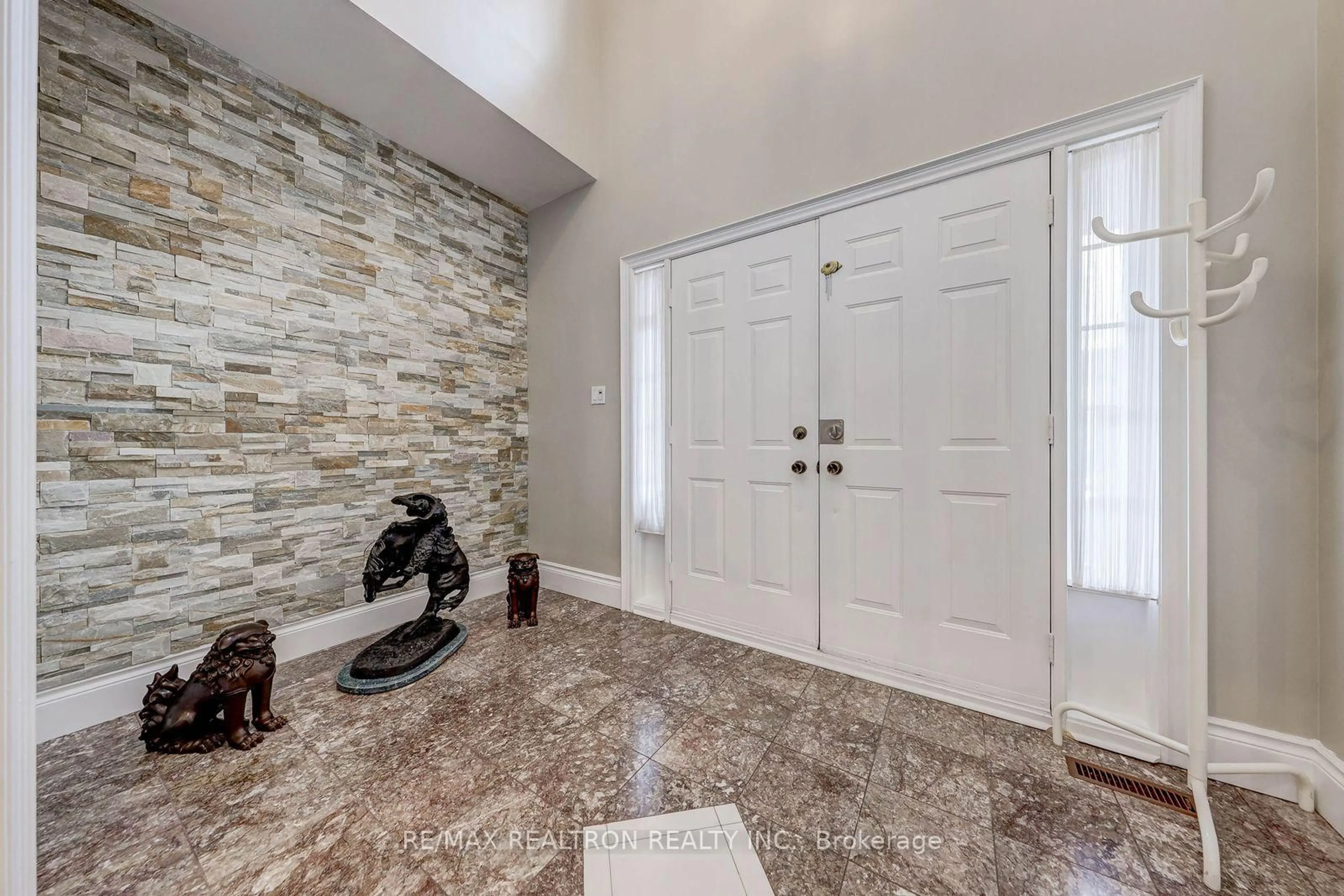Indoor entryway for 6 White Oak Cres, Richmond Hill Ontario L4B 3R3