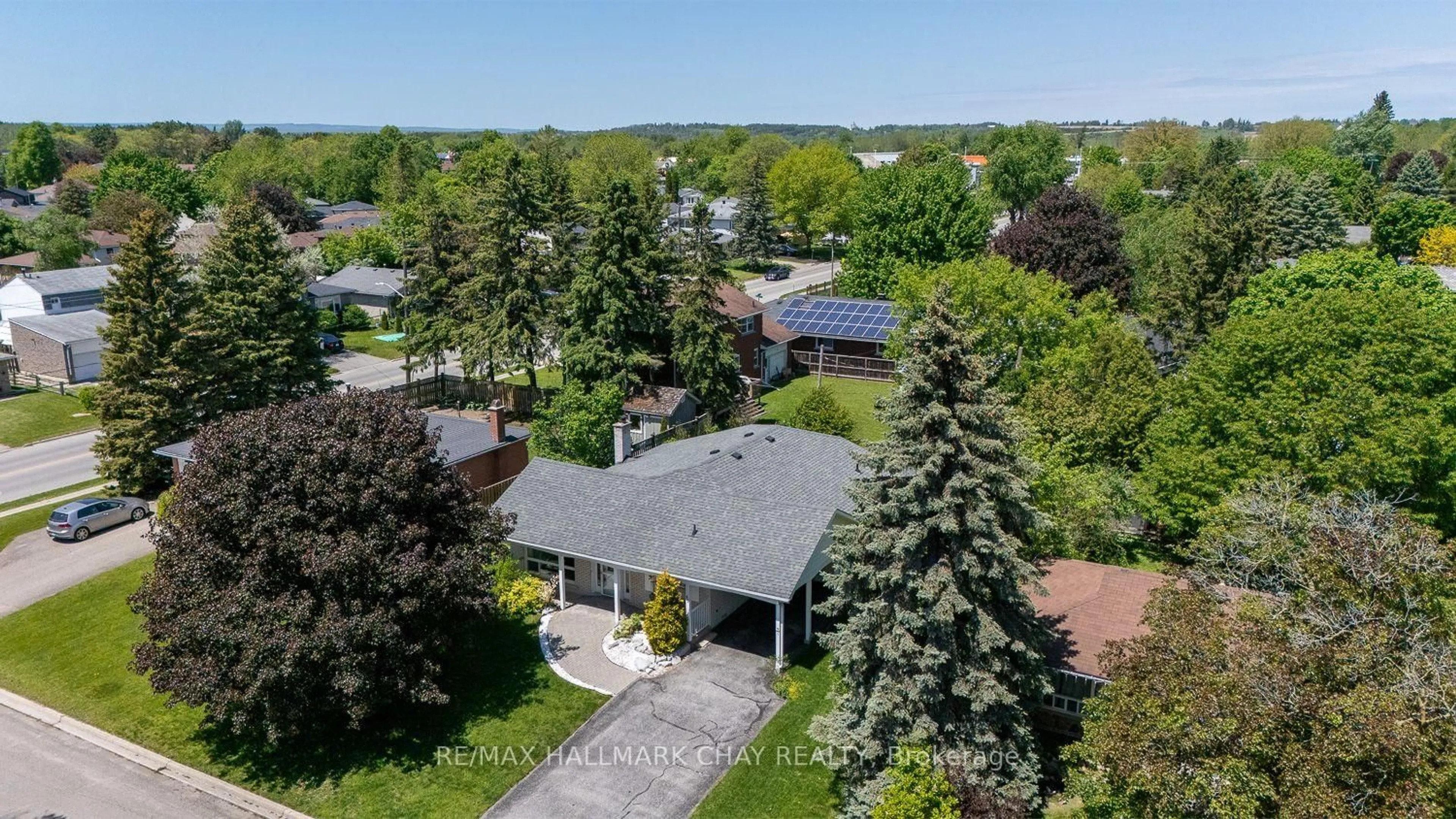 A pic from outside/outdoor area/front of a property/back of a property/a pic from drone, street for 49 Colbeck Cres, New Tecumseth Ontario L9R 1B7