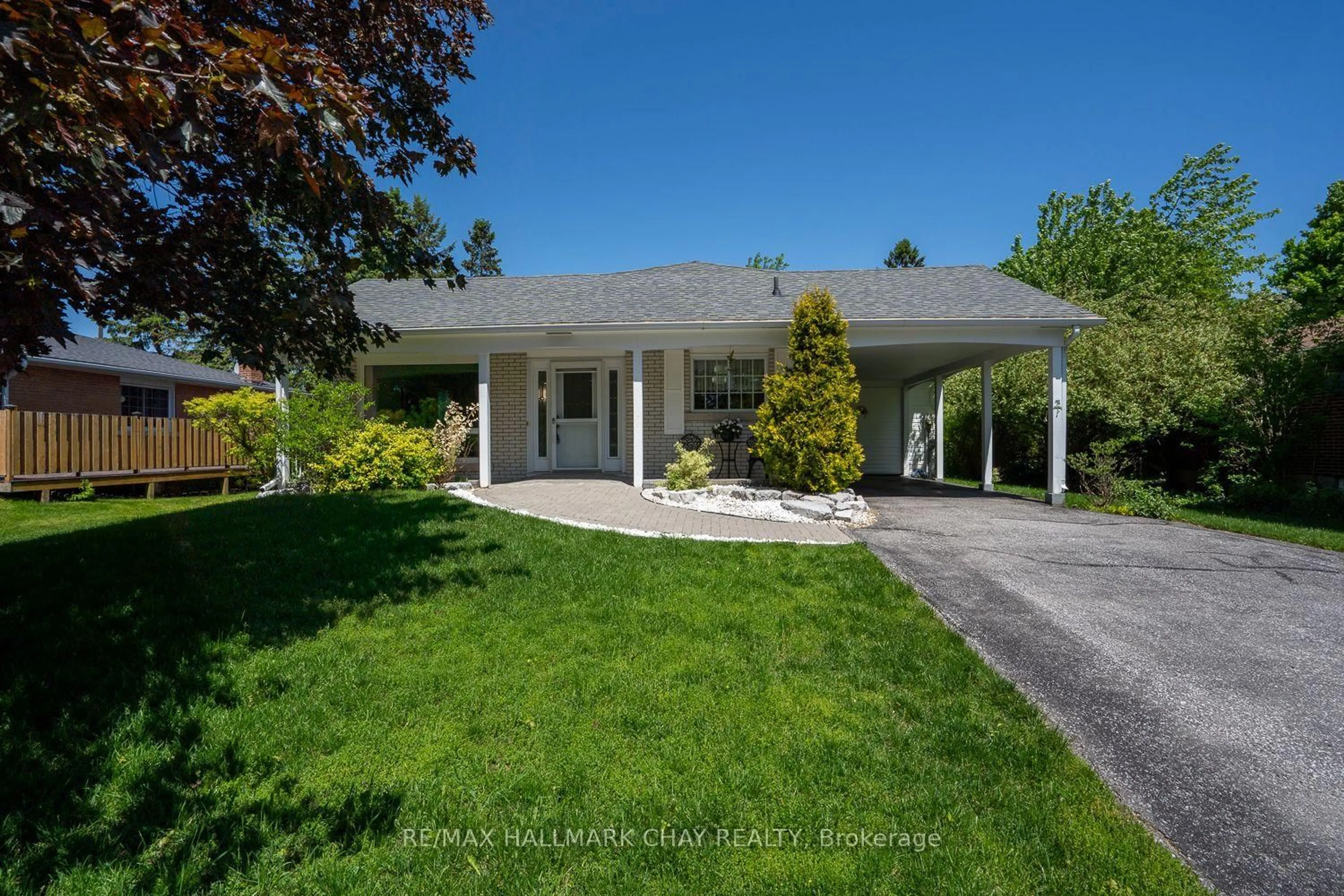 A pic from outside/outdoor area/front of a property/back of a property/a pic from drone, street for 49 Colbeck Cres, New Tecumseth Ontario L9R 1B7