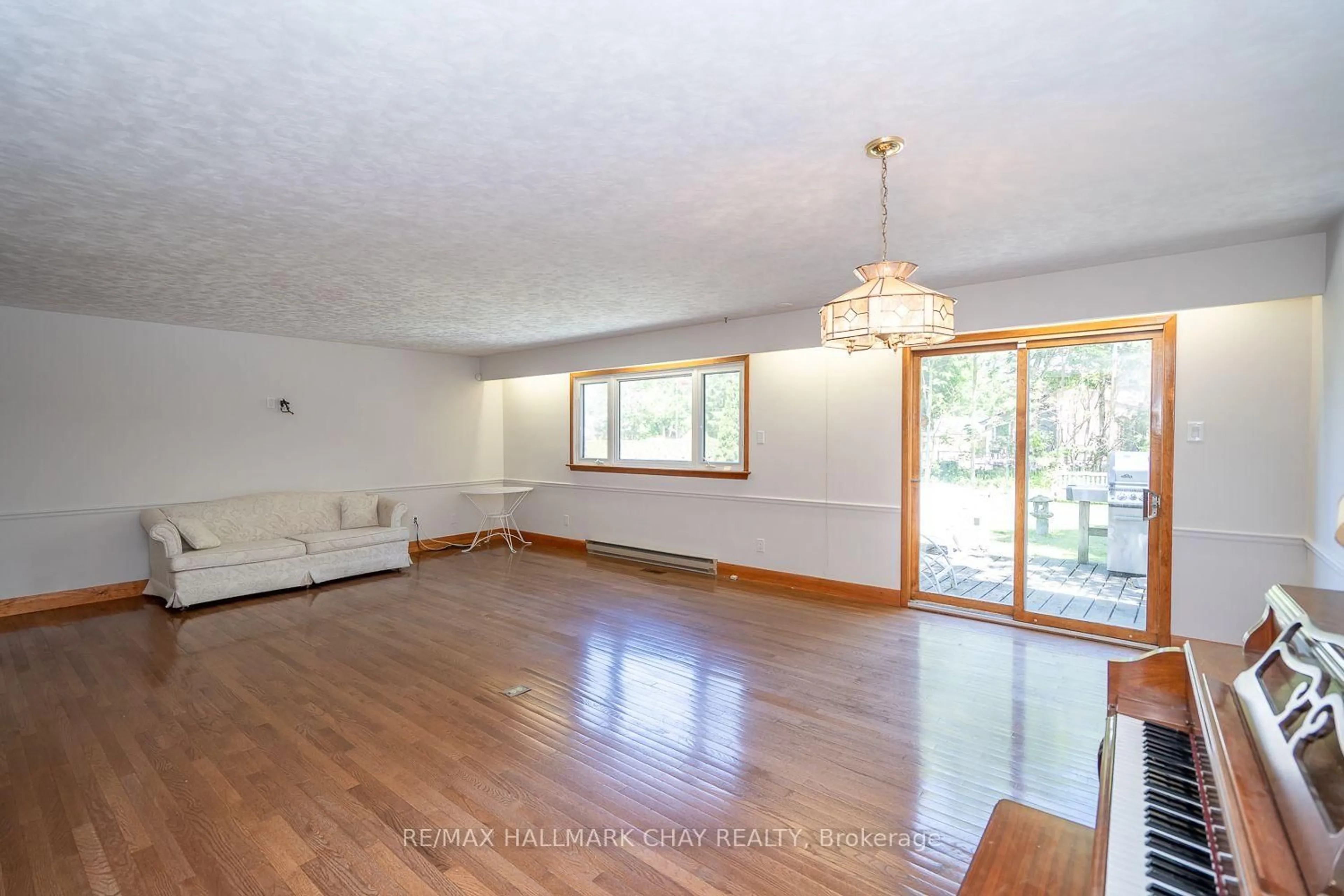 Unknown for 43 Church St, New Tecumseth Ontario L9R 1G9