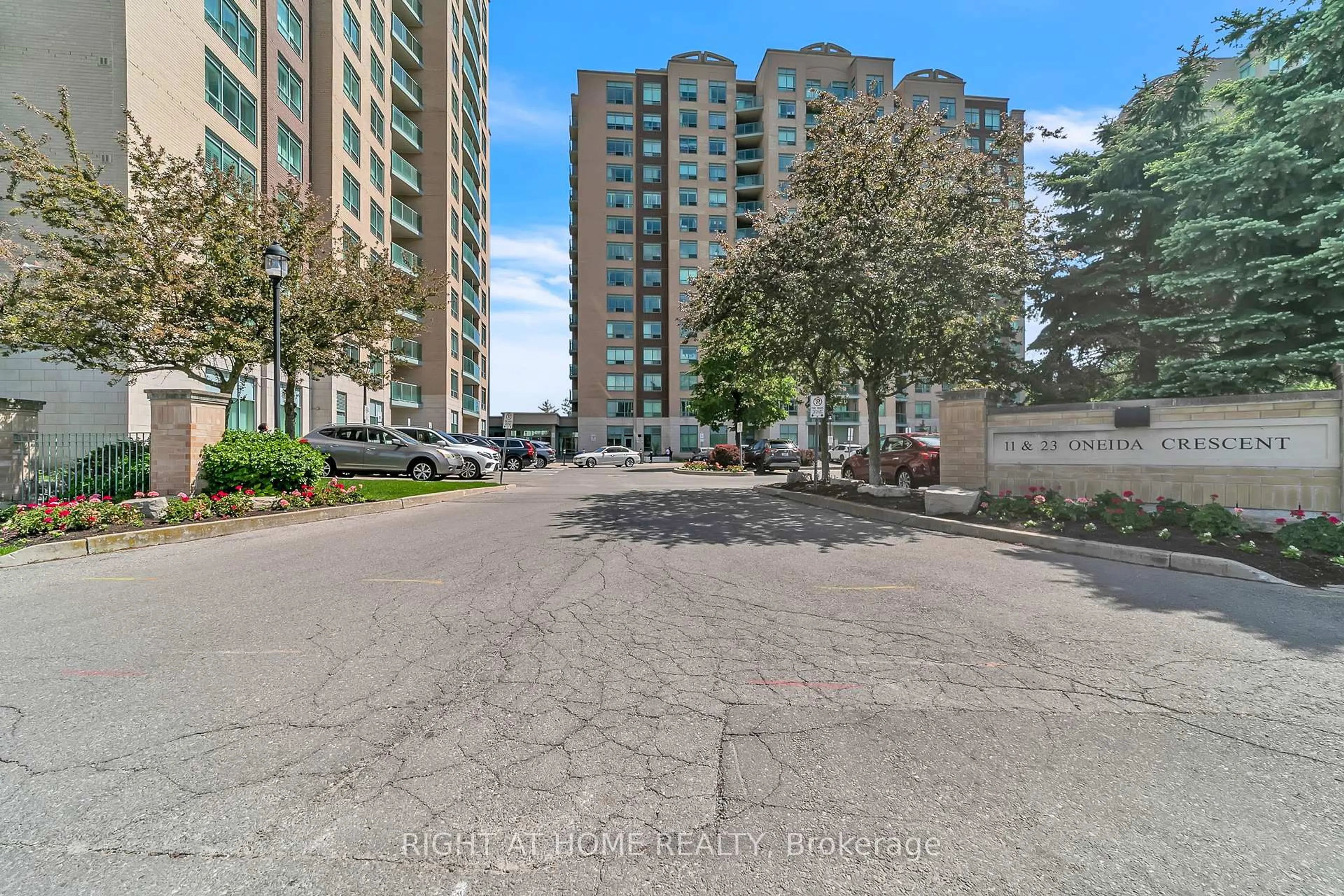 A pic from outside/outdoor area/front of a property/back of a property/a pic from drone, unknown for 11 Oneida Cres #1202, Richmond Hill Ontario L4B 0A1