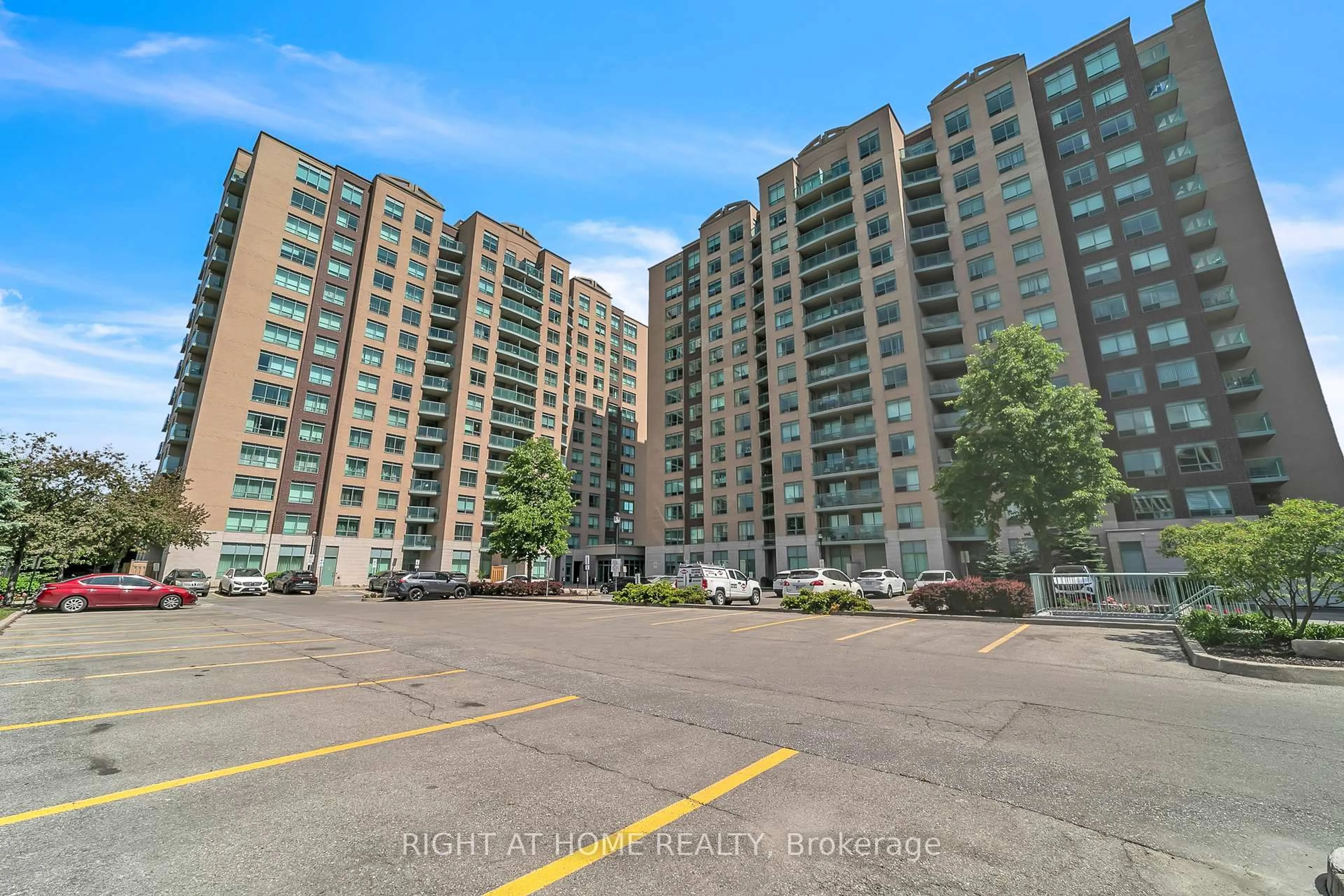 A pic from outside/outdoor area/front of a property/back of a property/a pic from drone, city buildings view from balcony for 11 Oneida Cres #1202, Richmond Hill Ontario L4B 0A1