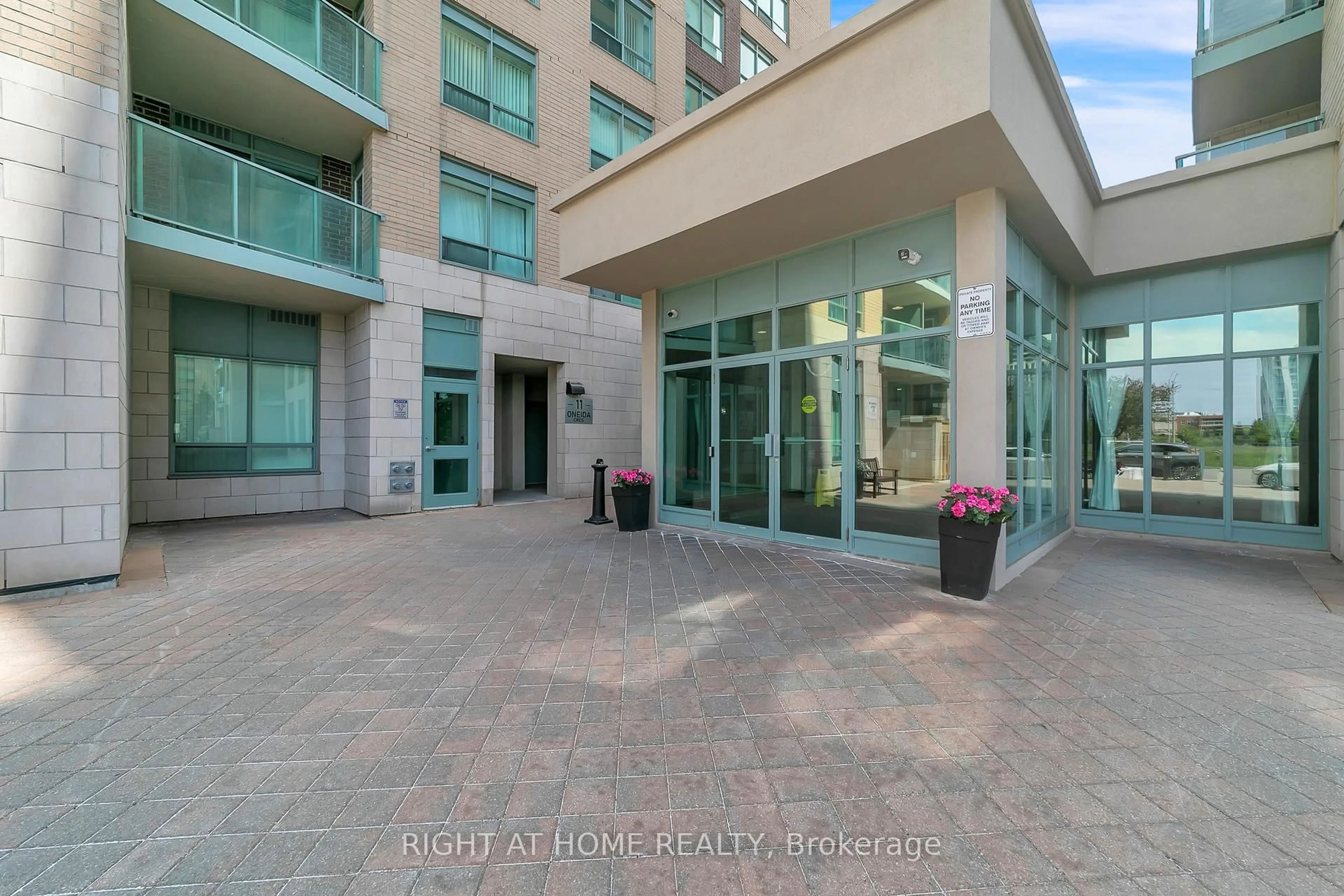 Indoor foyer for 11 Oneida Cres #1202, Richmond Hill Ontario L4B 0A1